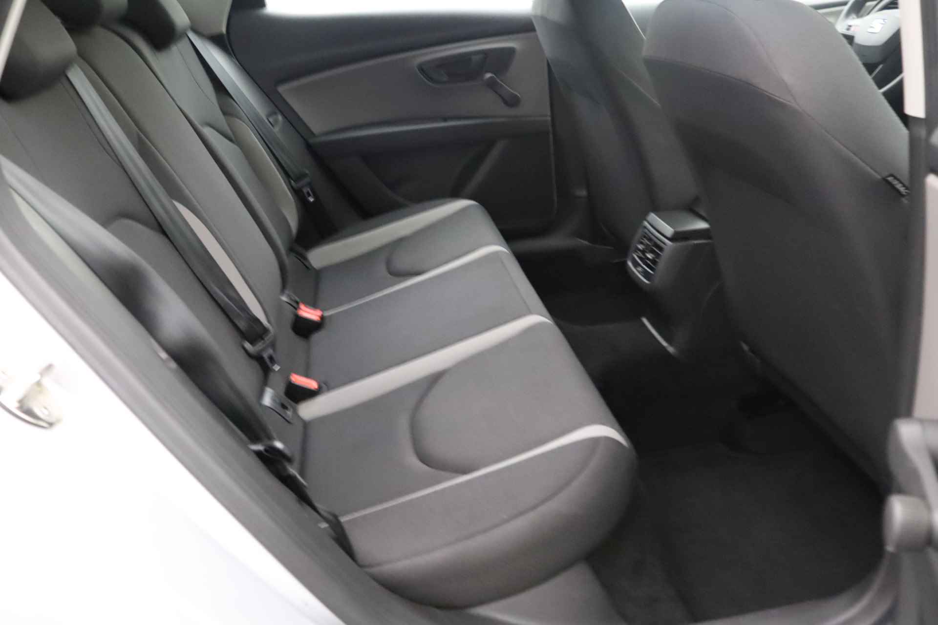 SEAT León ST 1.6 TDI Style | Parkeersensoren | Airconditioning | Cruise control | Navigatie - 28/30