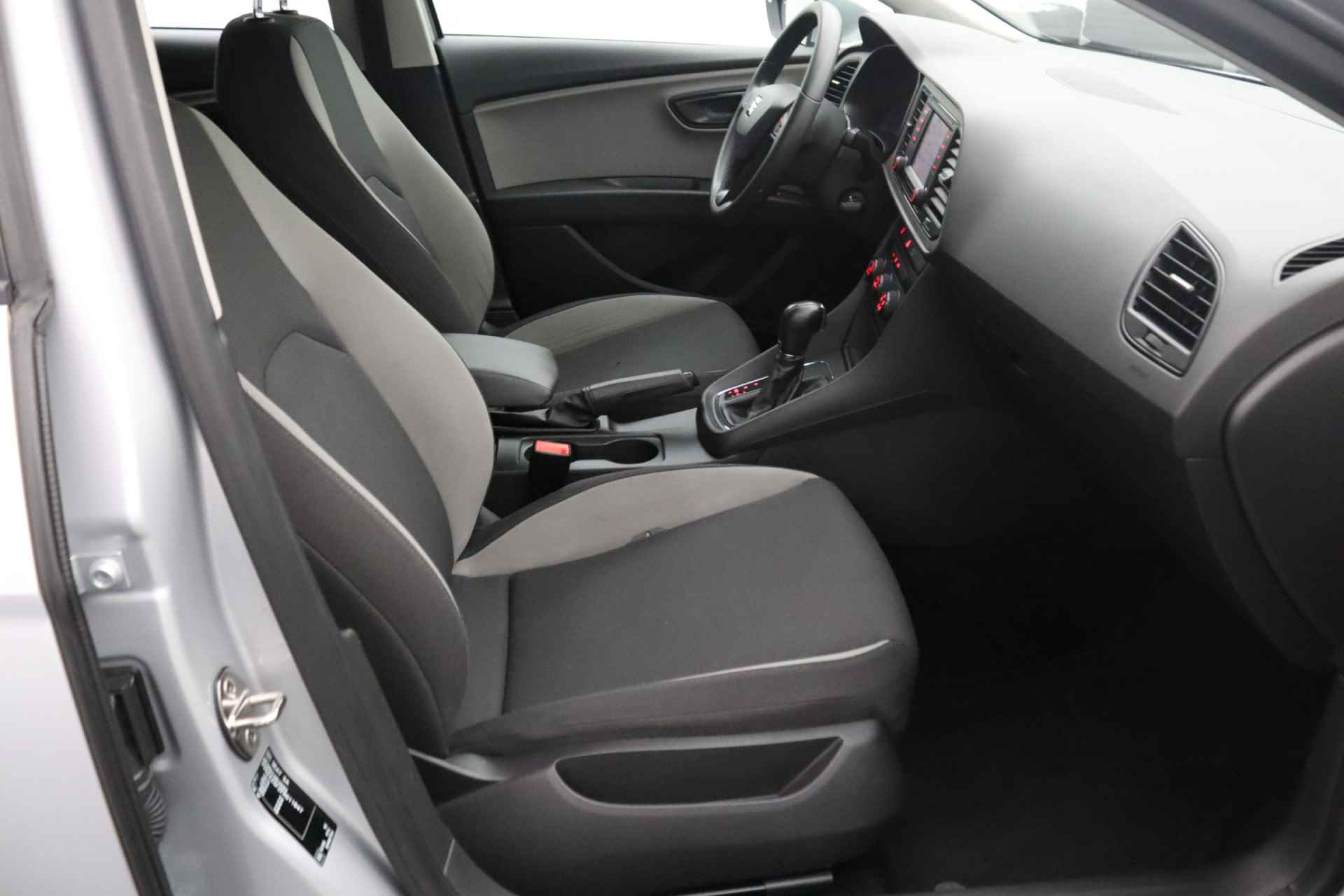 SEAT León ST 1.6 TDI Style | Parkeersensoren | Airconditioning | Cruise control | Navigatie - 30/30