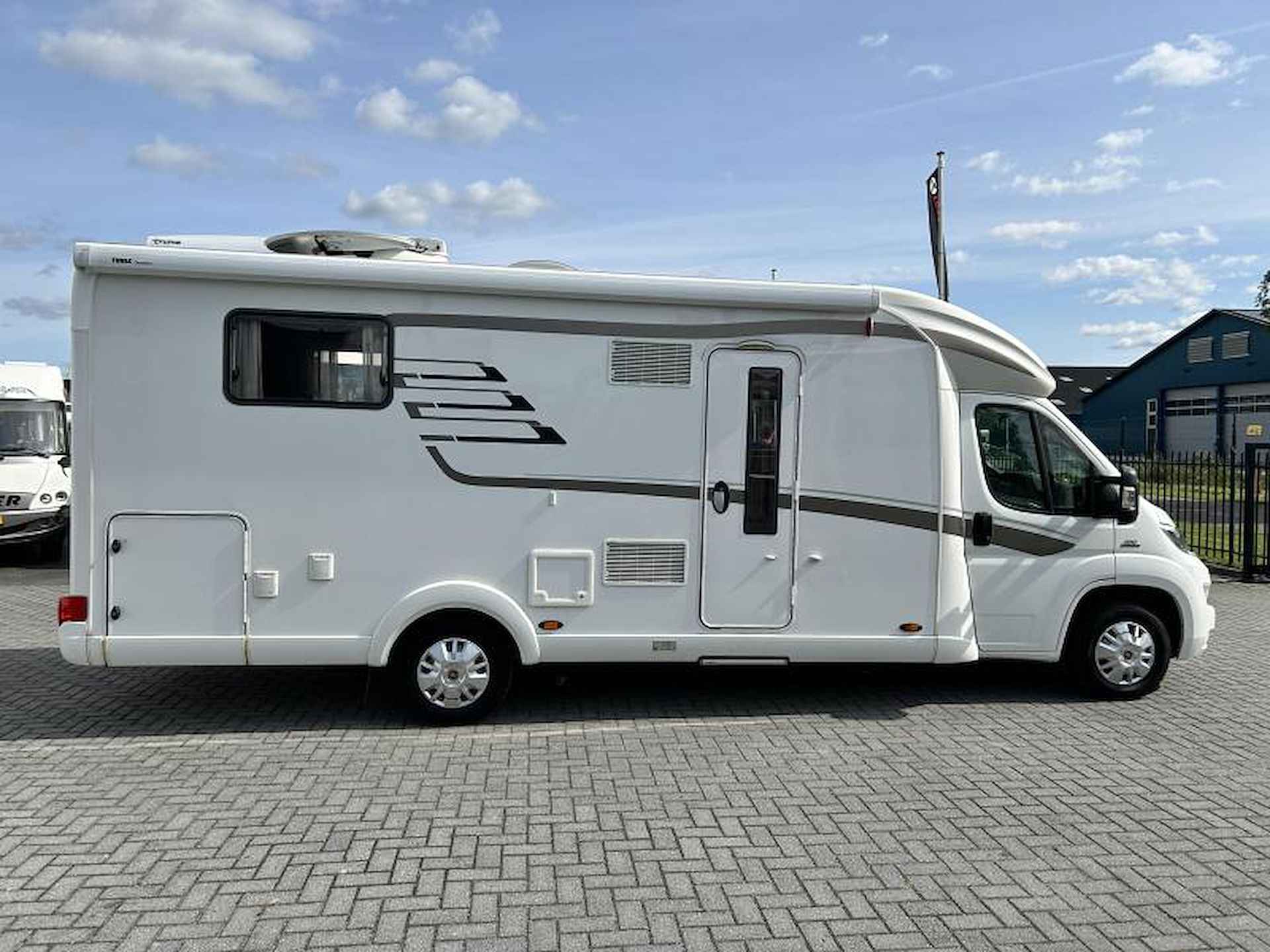 Hymer T698 CL  queensbed/level/2xAirco - 6/24