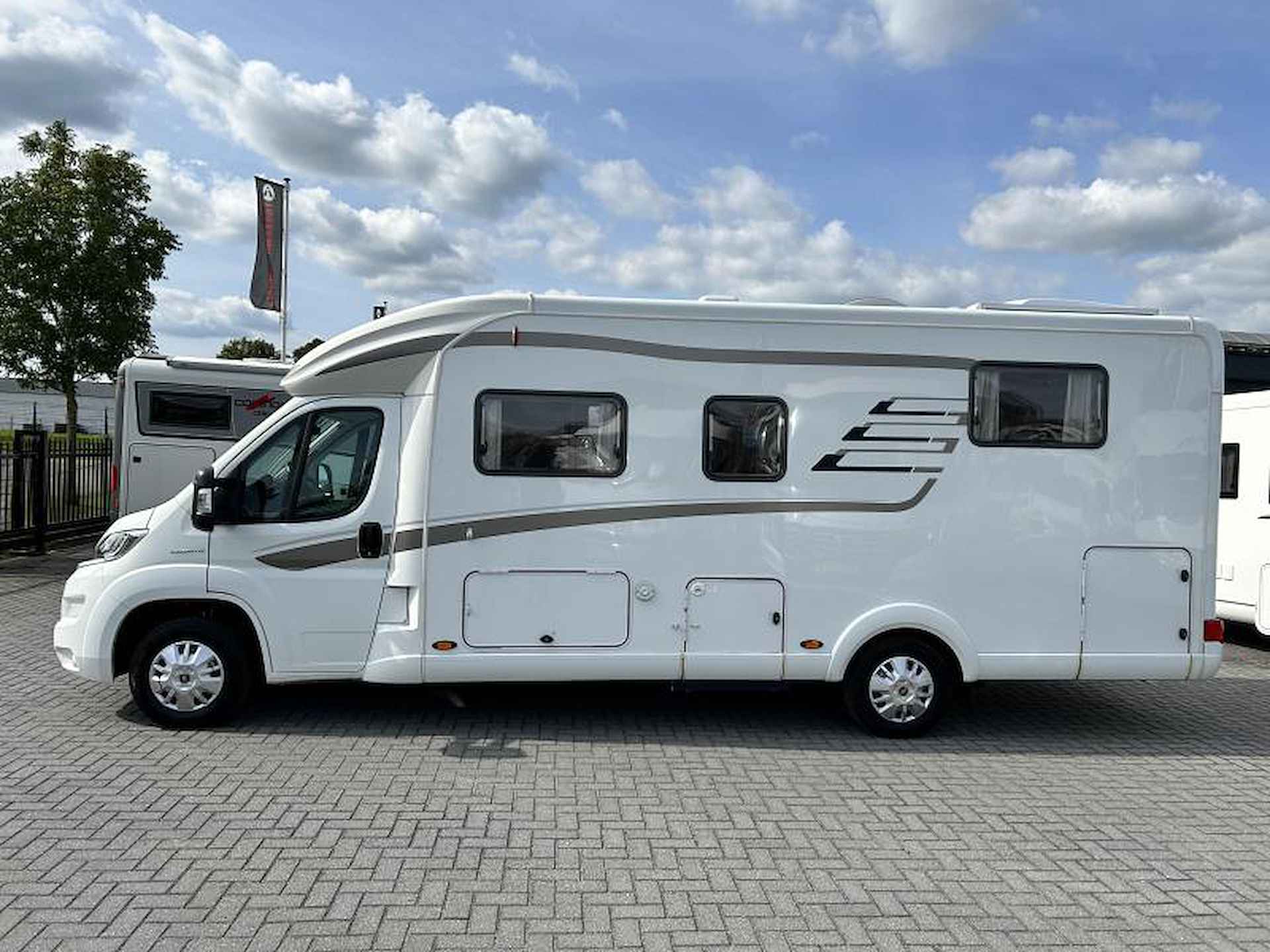 Hymer T698 CL  queensbed/level/2xAirco - 20/24