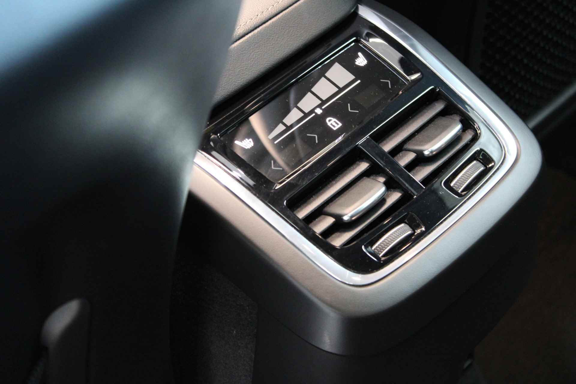 Volvo XC60 B5 250PK R-Design | Panoramadak | Achterb Verw | Head Up | Trekhaak | 4 Zone Climate | Power Seats - 19/70