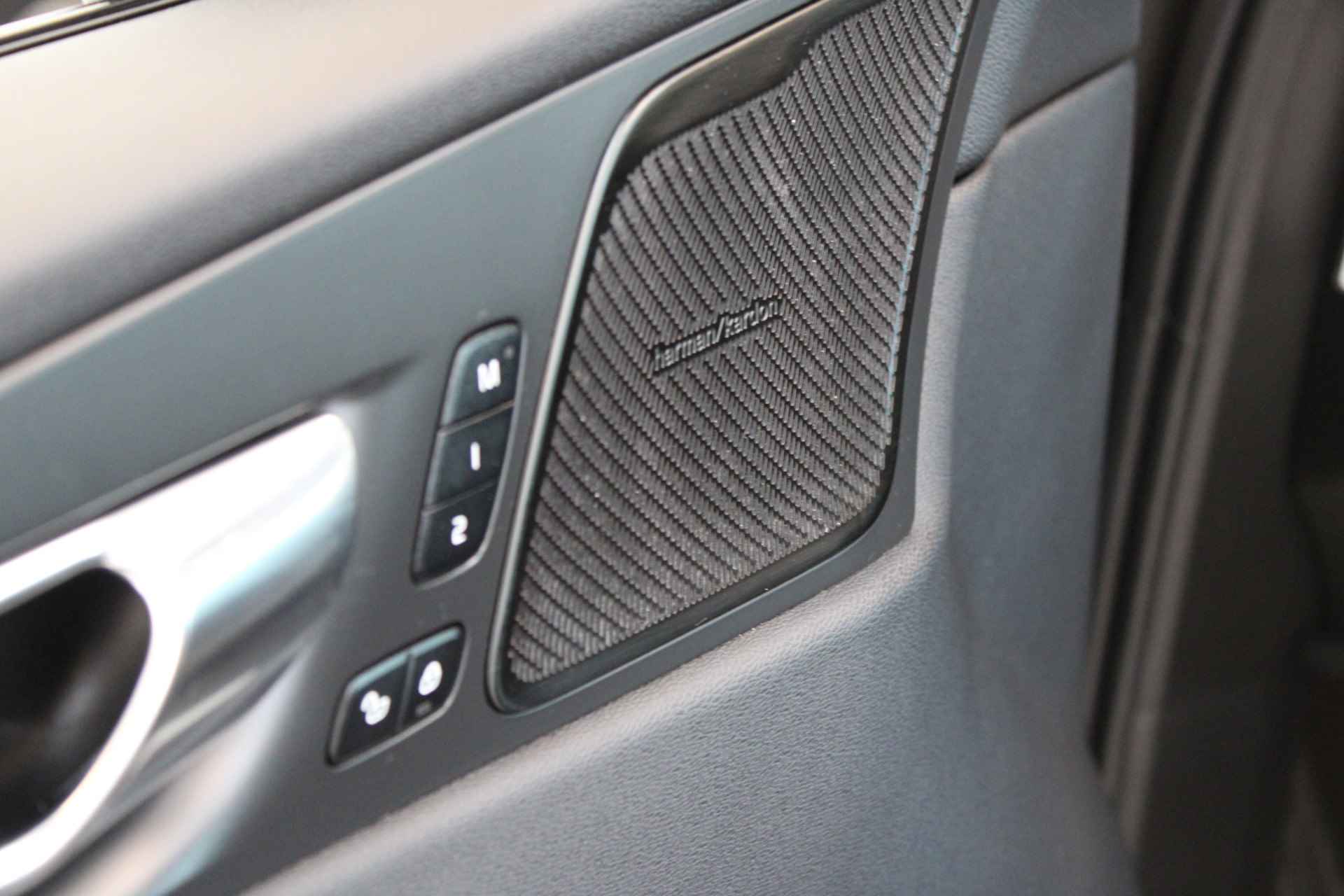 Volvo XC60 B5 250PK R-Design | Panoramadak | Achterb Verw | Head Up | Trekhaak | 4 Zone Climate | Power Seats - 34/70