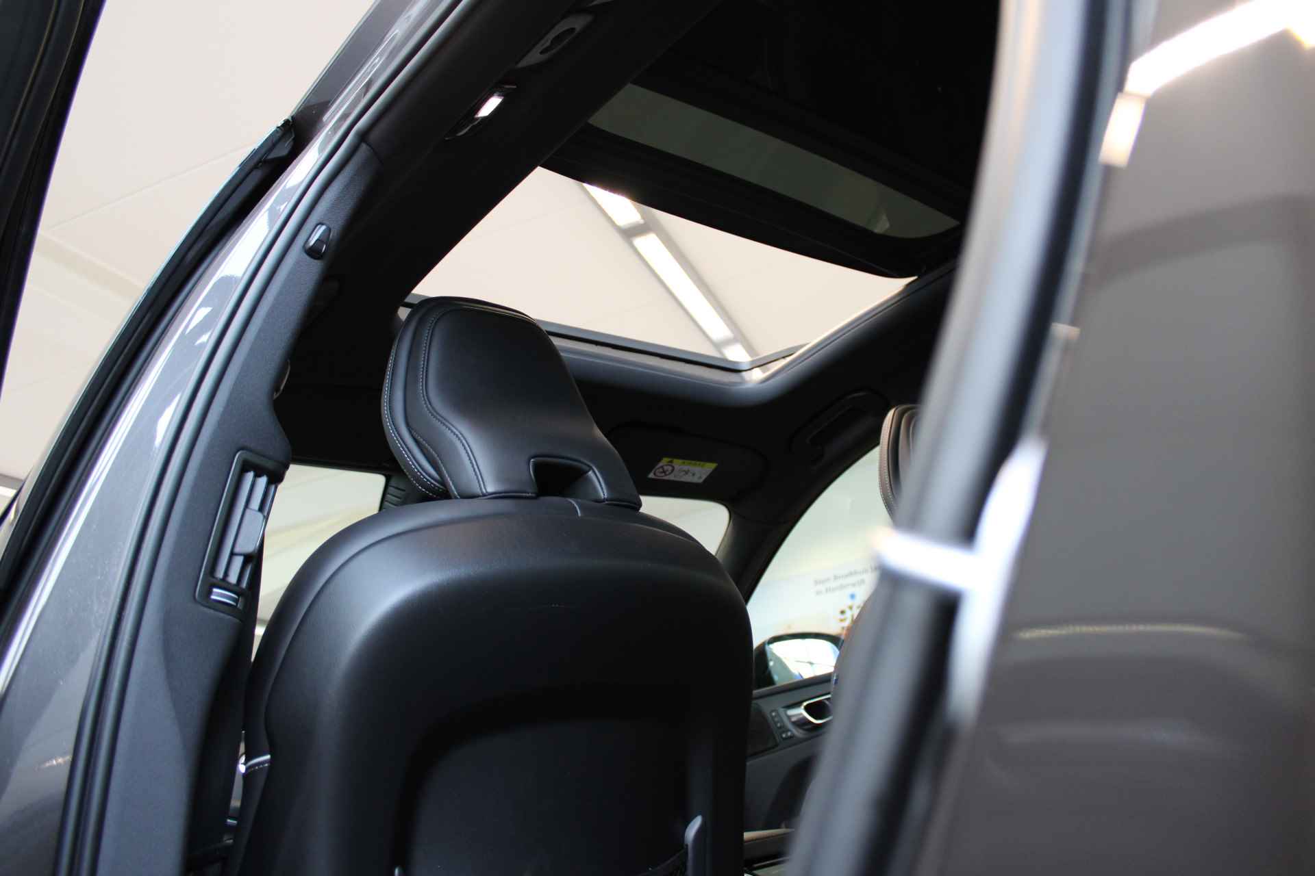 Volvo XC60 B5 250PK R-Design | Panoramadak | Achterb Verw | Head Up | Trekhaak | 4 Zone Climate | Power Seats - 61/70