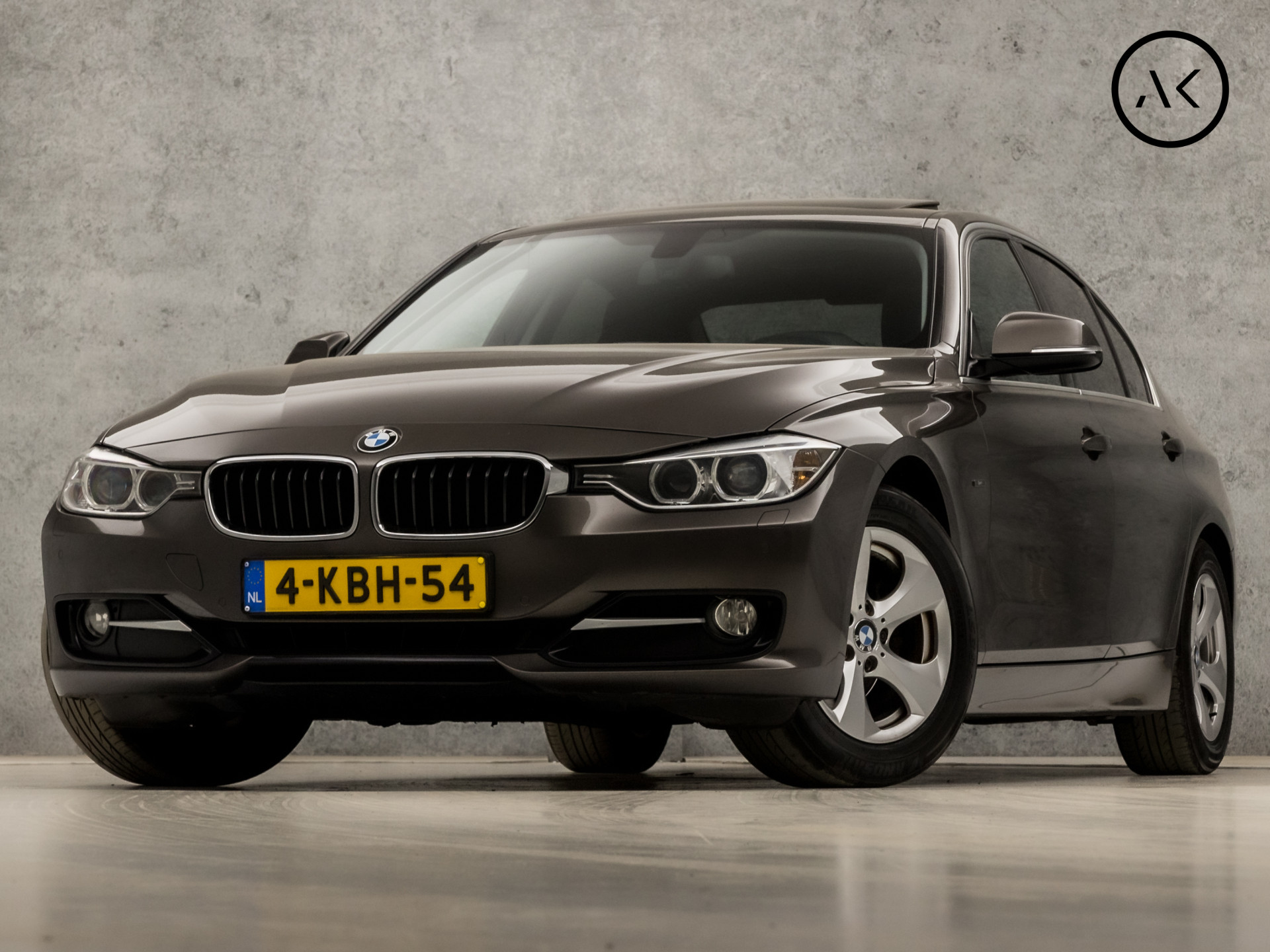 BMW 3-serie 320i Sportline 170Pk (SCHUIFDAK, GROOT NAVI, HARMAN/KARDON, CRUISE, GETINT GLAS, LEDEREN SPORTSTOELEN, CRUISE, XENON, NIEUWSTAAT)