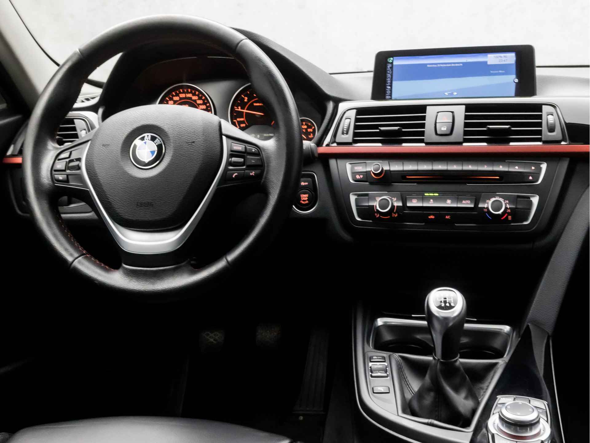 BMW 3-serie 320i Sportline 170Pk (SCHUIFDAK, GROOT NAVI, HARMAN/KARDON, CRUISE, GETINT GLAS, LEDEREN SPORTSTOELEN, CRUISE, XENON, NIEUWSTAAT) - 7/35