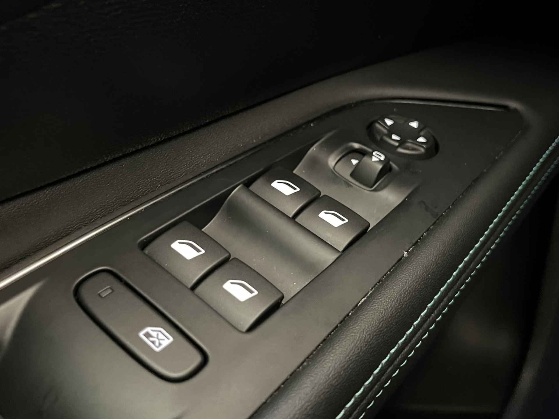 Peugeot 5008 1.2 130PK Allure Pack | Navigatie | 7 Persoons | Camera | 18'' Lichtmetaal | LED | Carplay | Clima | Cruise | Lder\Stof | Bluetooth | Getint glas | 2022! 11.500Km! | Touchscreen | Digitaal Display - 29/45