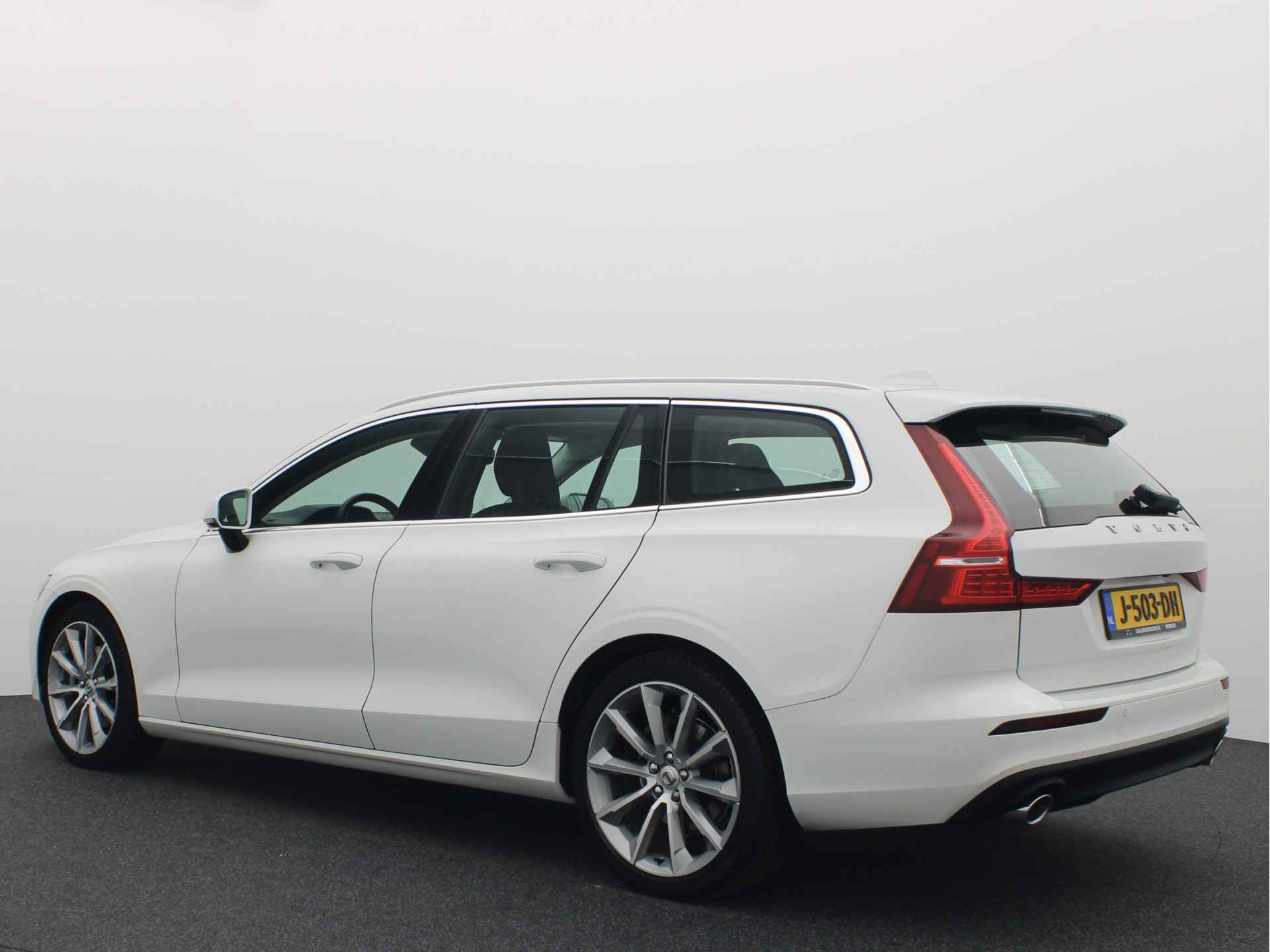 Volvo V60 2.0 T4 Momentum PANORAMADAK / FULL LED / CARPLAY / HARMAN-KARDON / CAMERA / DAB+ / NL-AUTO - 4/50