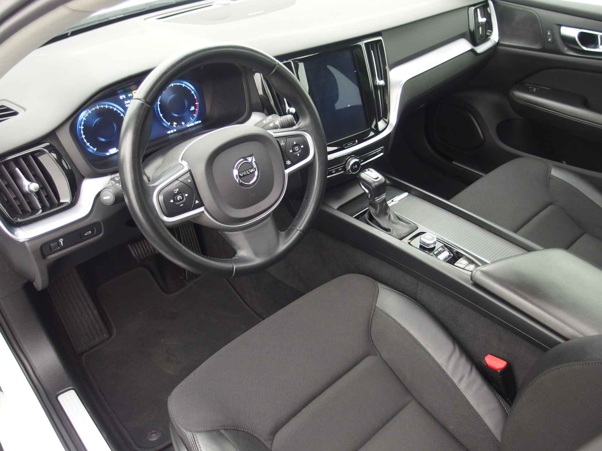 Volvo V60 2.0 T4 Momentum PANORAMADAK / FULL LED / CARPLAY / HARMAN-KARDON / CAMERA / DAB+ / NL-AUTO - 9/50