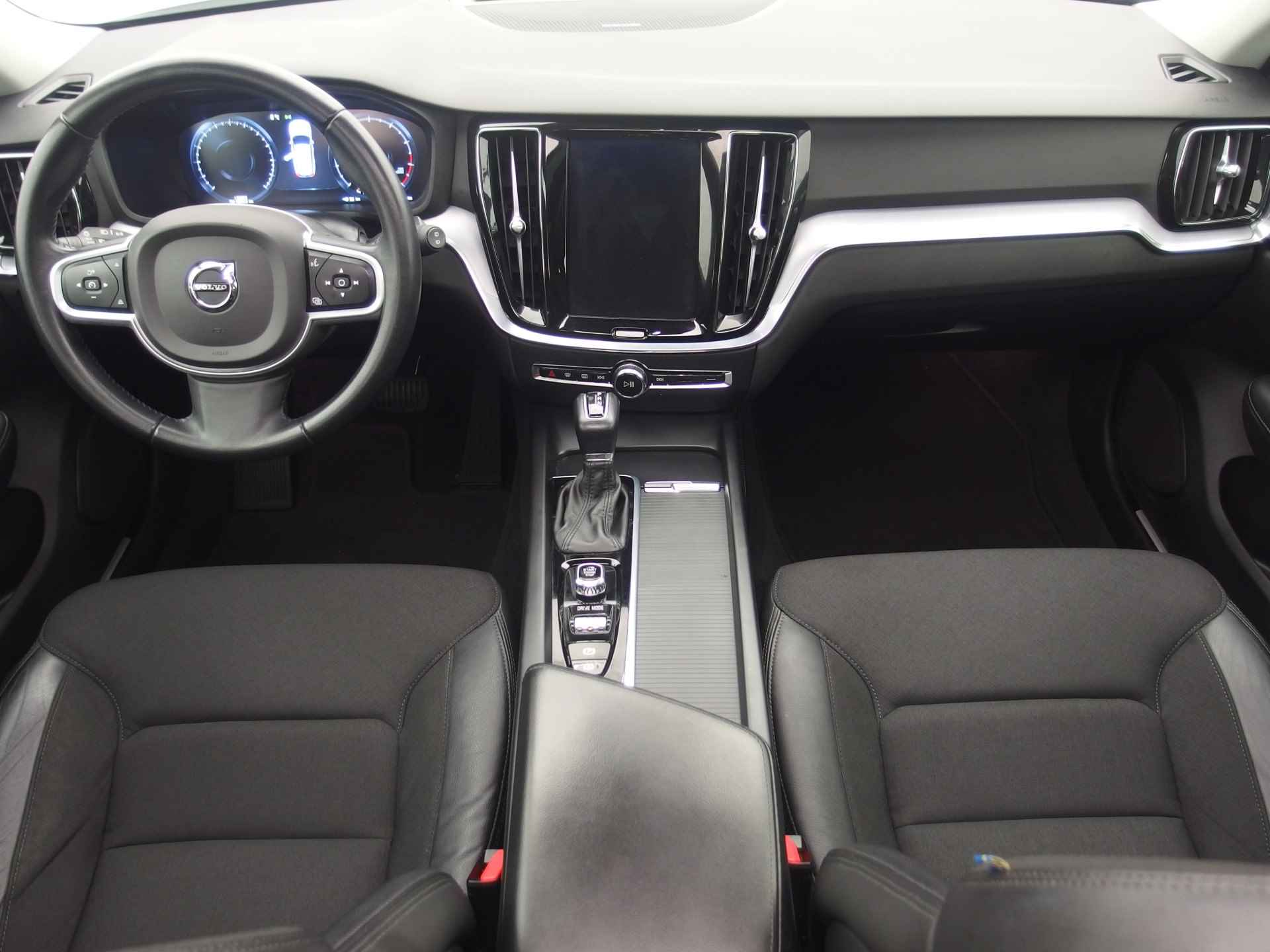 Volvo V60 2.0 T4 Momentum PANORAMADAK / FULL LED / CARPLAY / HARMAN-KARDON / CAMERA / DAB+ / NL-AUTO - 25/50