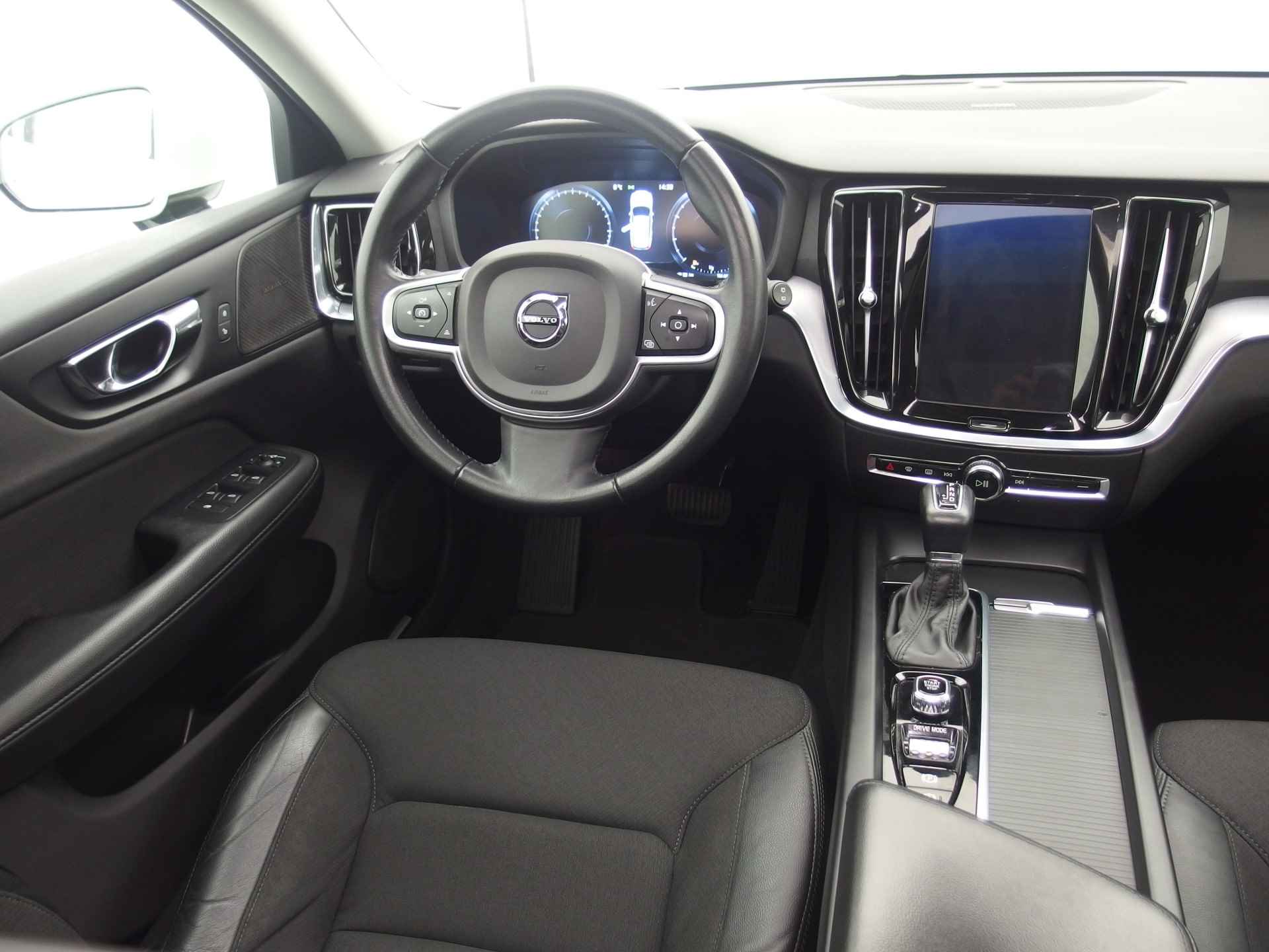 Volvo V60 2.0 T4 Momentum PANORAMADAK / FULL LED / CARPLAY / HARMAN-KARDON / CAMERA / DAB+ / NL-AUTO - 26/50