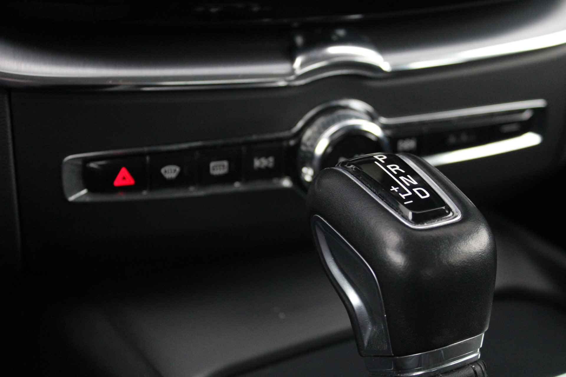 Volvo XC60 T5 Momentum Pro | Cruise Control | Elekt stoel | Leder | Keyless | Camera | Parkeerhulp | Trekhaak - 27/38