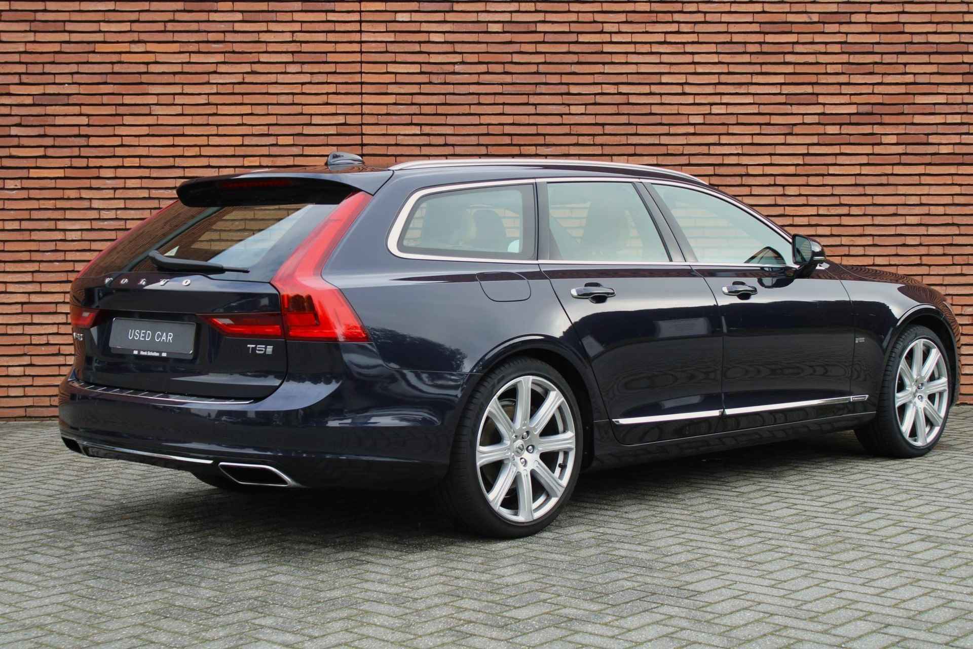 Volvo V90 T5 AUT8 255PK Inscription Panorama Dak | Standkachel | Verwarmbare Voor- Achterstoelen | Navigatiesysteem | Massagefunctie in Voorstoelen | Keyless Entry | Achteruitrijcamera | Verwarmbaar Stuurwiel | Dodehoekdetectie Met Correctie | Adaptieve Cruise Control | Head-Up Display - 2/27