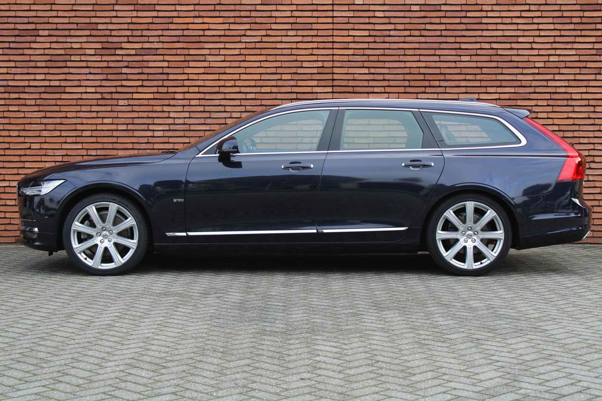 Volvo V90 T5 AUT8 255PK Inscription Panorama Dak | Standkachel | Verwarmbare Voor- Achterstoelen | Navigatiesysteem | Massagefunctie in Voorstoelen | Keyless Entry | Achteruitrijcamera | Verwarmbaar Stuurwiel | Dodehoekdetectie Met Correctie | Adaptieve Cruise Control | Head-Up Display - 8/27