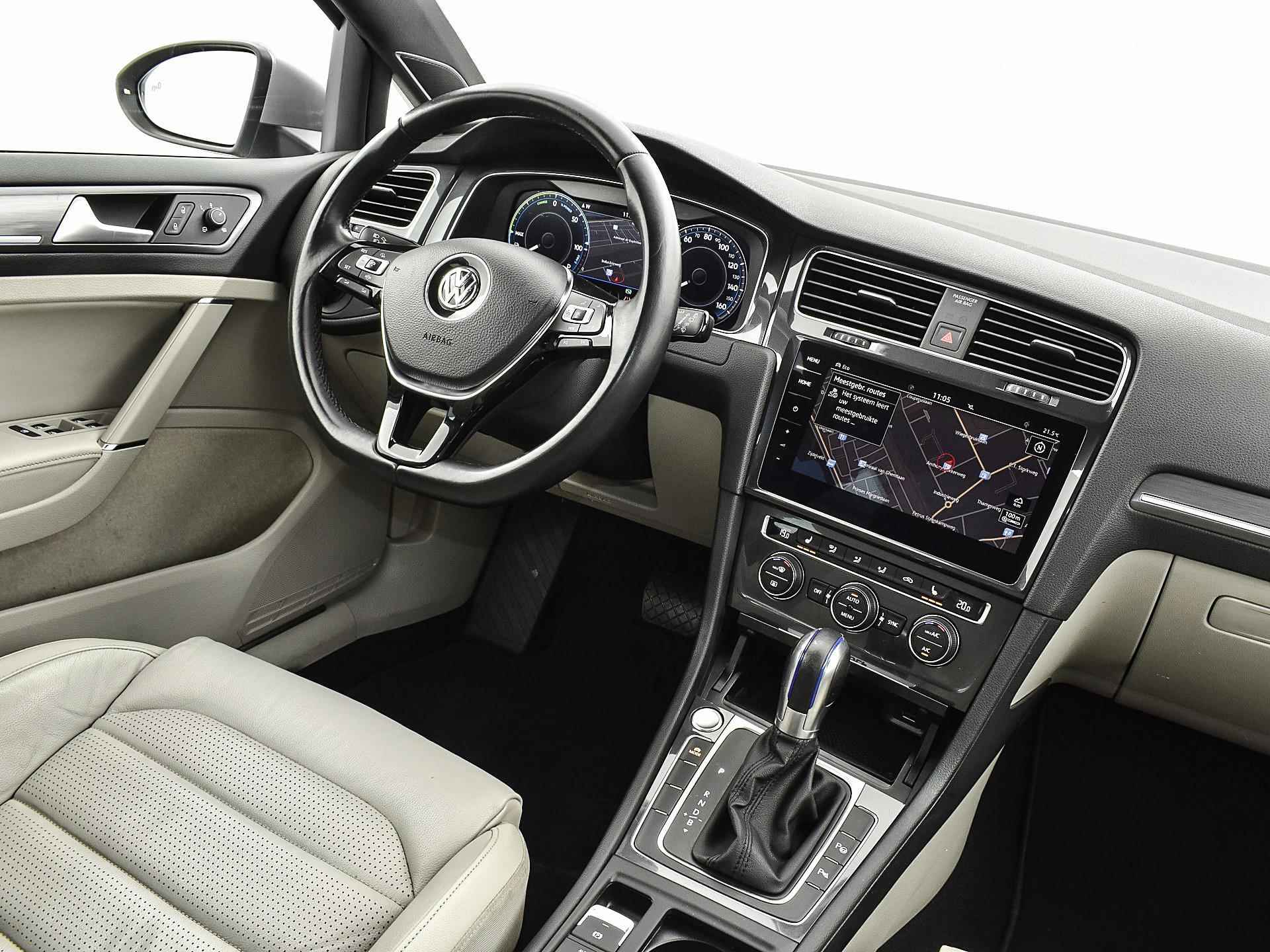 Volkswagen e-Golf e-Golf | Navigatie | Dodehoeksensor | Leder | Apple Car Play | Info Active Display | Camera | ACC | 12 maanden BOVAG Garantie - 7/31