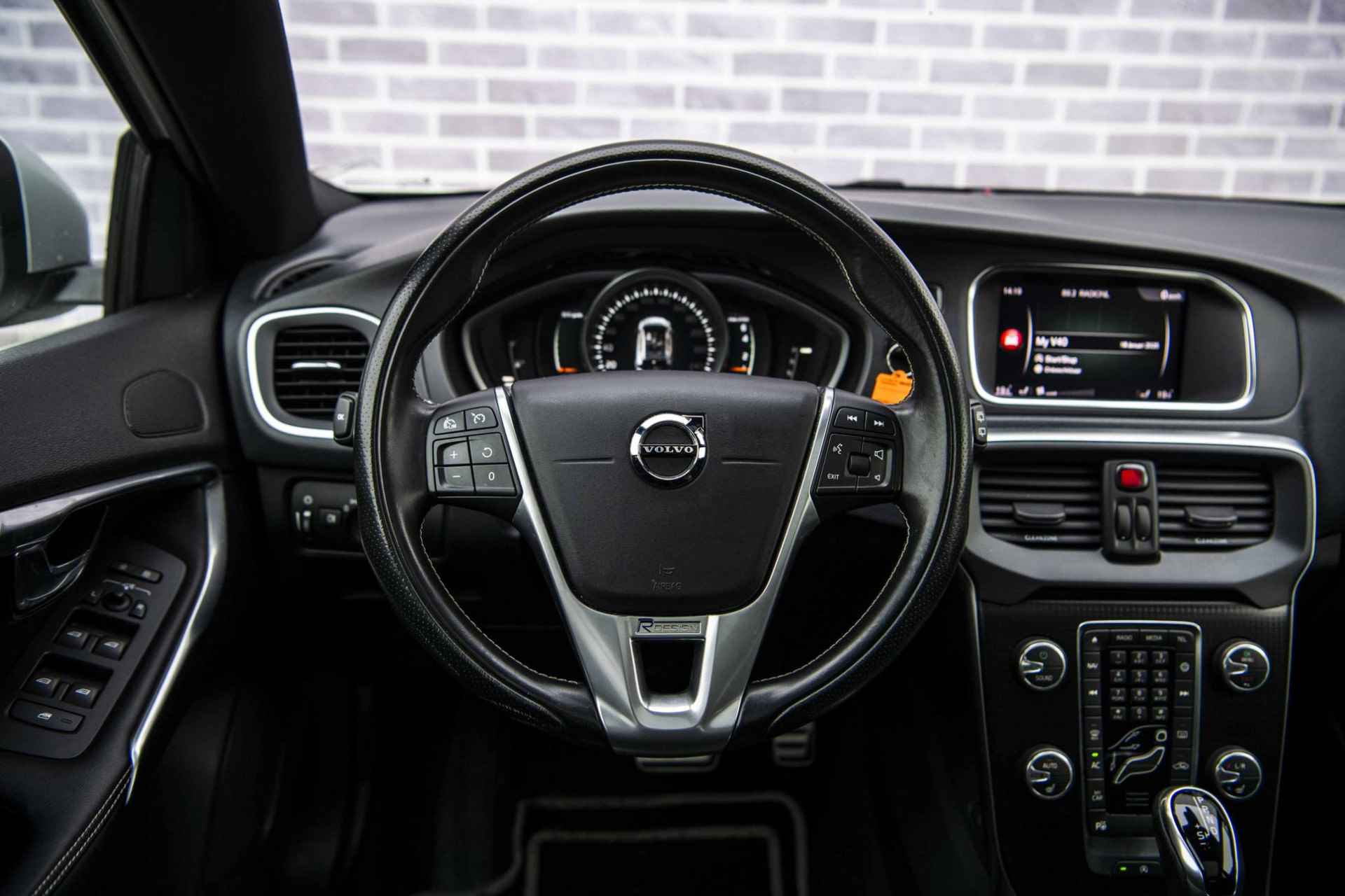 Volvo V40 1.5 T3 Polar+ Sport | Panorama dak | Trekhaak | Keyless | Climate control | Achteruitrijcamera | Stoelverwarming | - 5/36