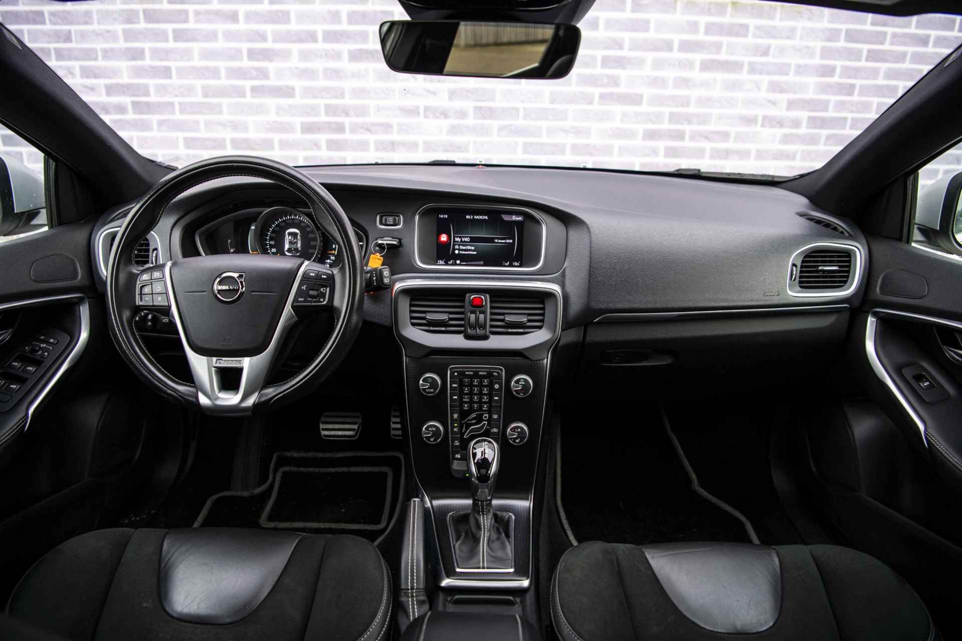 Volvo V40 1.5 T3 Polar+ Sport | Panorama dak | Trekhaak | Keyless | Climate control | Achteruitrijcamera | Stoelverwarming | - 7/36