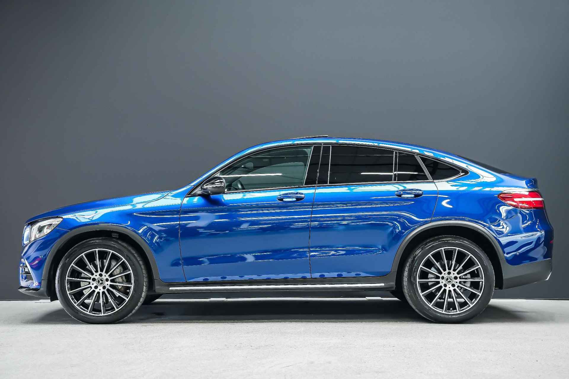 Mercedes-Benz GLC-klasse Coupé 250 210pk 4MATIC Premium |Org. NL|1e eigenaar|dealer onderhouden|AMG pakket|schuif/kantel dak|Burmester|Carbon interieur|Ambient light|Apple Carplay|blind spot|360 camera|elk. achterklep|trekhaak|20"| - 7/38