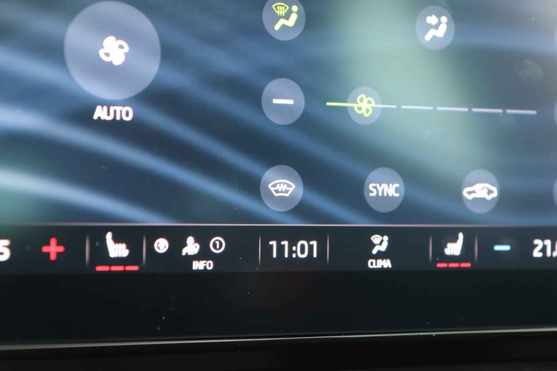 Skoda Octavia Combi 1.4 TSI 245pk PHEV RS | Panoramadak | Navigatie | Stoelverwarming | Achteruitrijcamera - 56/61