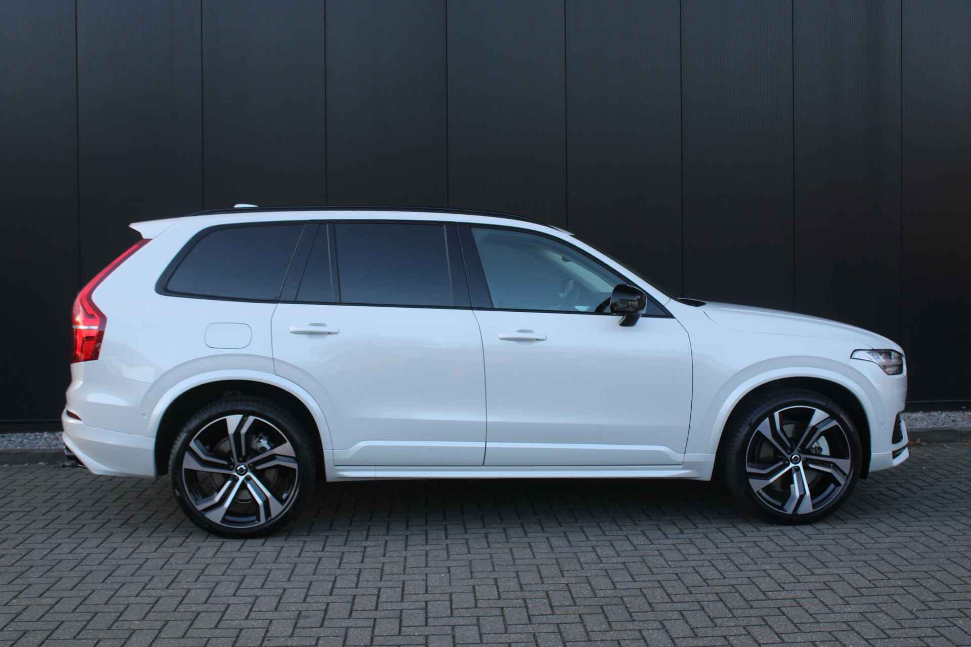 Volvo XC90 T8 Recharge Ultimate Dark | 2-fase laden | Heico Diffusor | 22" | Luchtvering | B&W | Nappa leder | Stoelmassage | 360 Camera | - 3/41