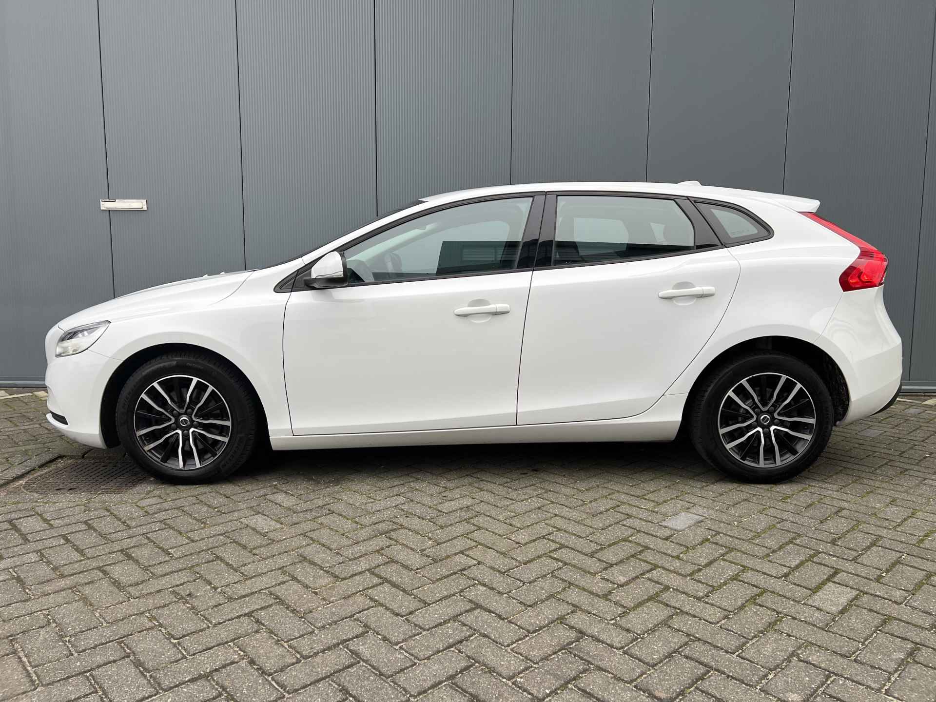 Volvo V40 2.0 T2 123pk Momentum | Camera | Climate controle | Navigatie | LED koplampen | Parkeersensoren achter | Cruise controle - 2/25