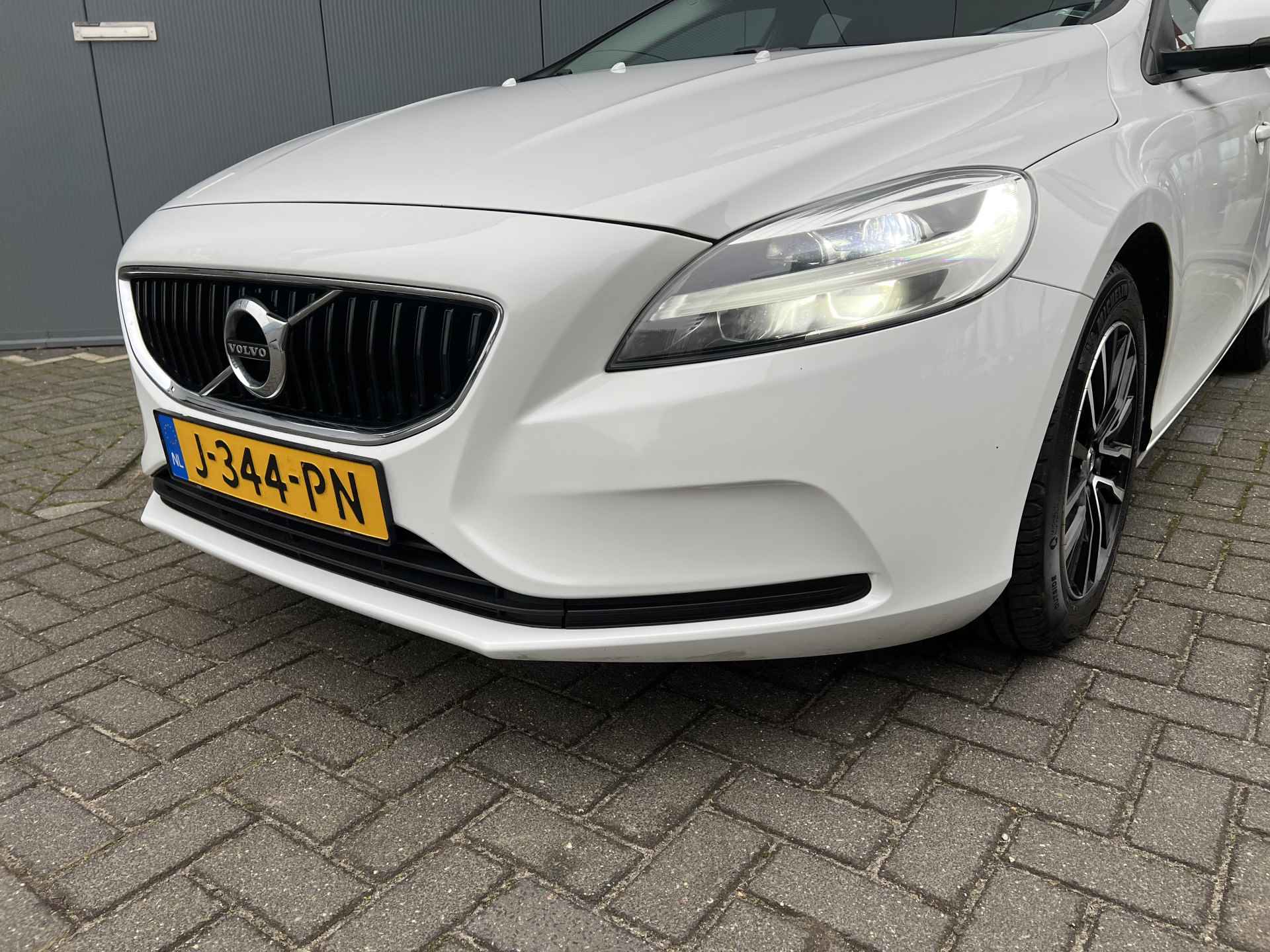 Volvo V40 2.0 T2 123pk Momentum | Camera | Climate controle | Navigatie | LED koplampen | Parkeersensoren achter | Cruise controle - 8/25