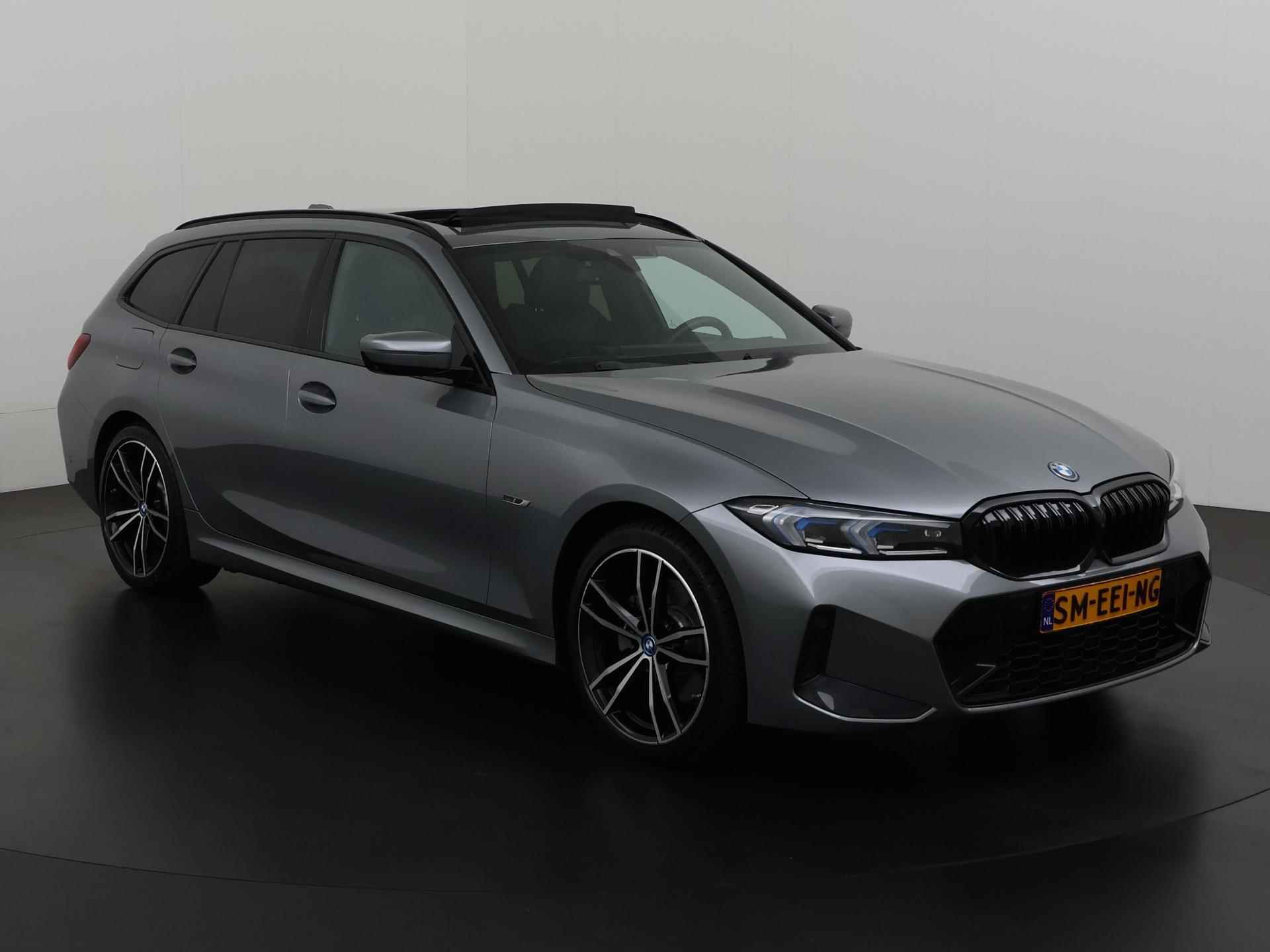 BMW 3-serie Touring 330e xDrive M Sport Shadow | Panoramadak | Trekhaak | 360 Camera | Elek stoelbed. | Zondag open! - 30/51