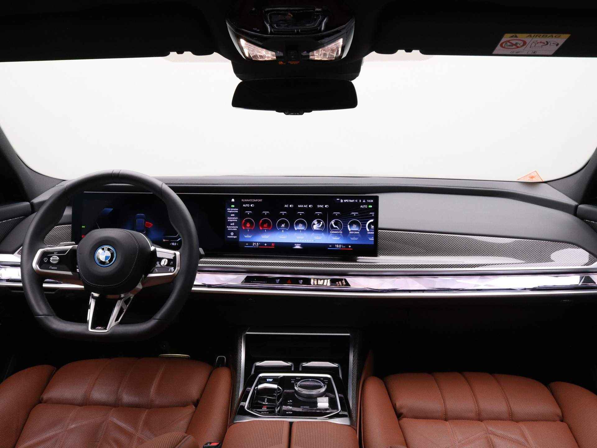 BMW i7 xDrive60 106 kWh | M Sportpakket | Trekhaak met elektrisch wegklapbare kogel | Glazen panoramadak Sky Lounge | Stoelventilatie voor beide voorstoelen | Warmte Comfortpakket voor en achter | Massagefunctie voo - 3/33