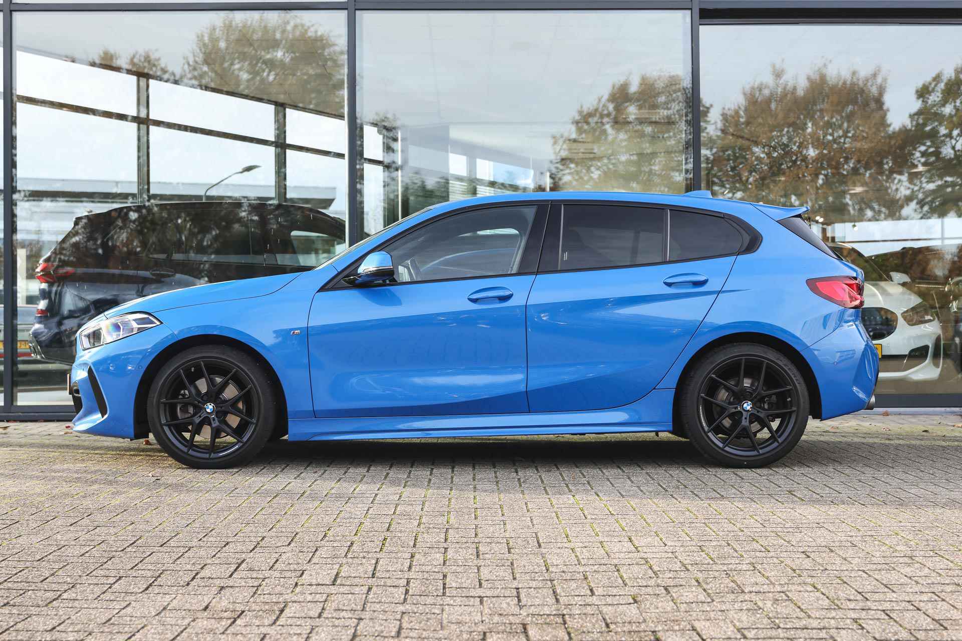 BMW 1-serie 118i Executive M Sport Automaat / Sportstoelen / LED / Parking Assistant / M Sportonderstel / Live Cockpit Professional - 8/30