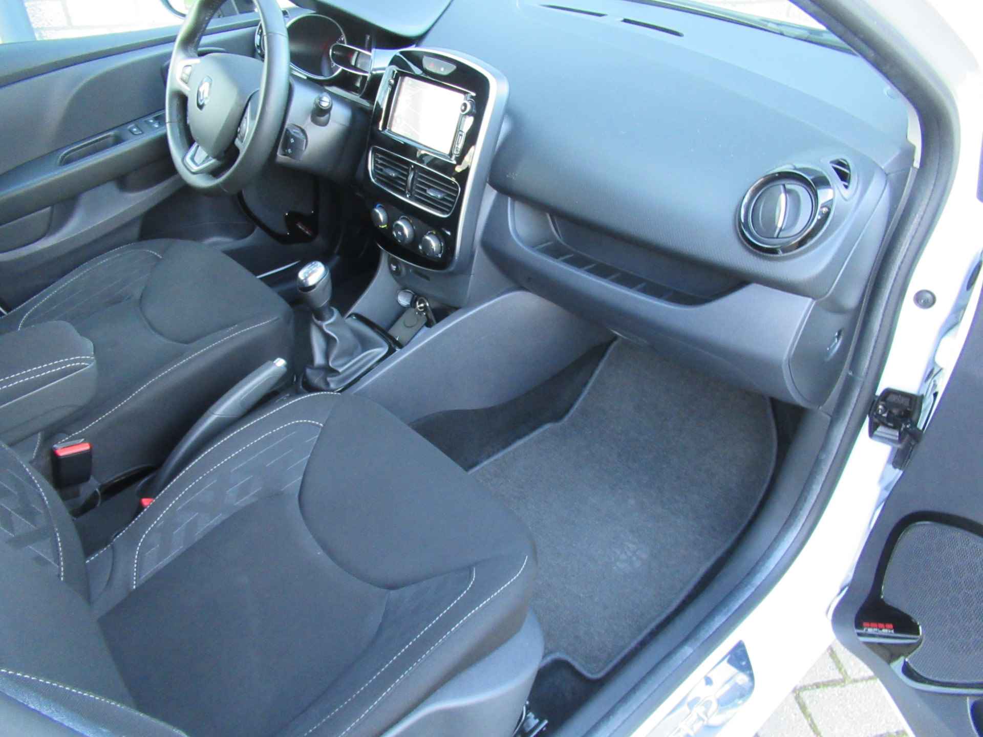 Renault Clio Estate 0.9 TCe Limited 2e eigen | navigatie | cruise | LM velgen | airco | keyless - 17/27