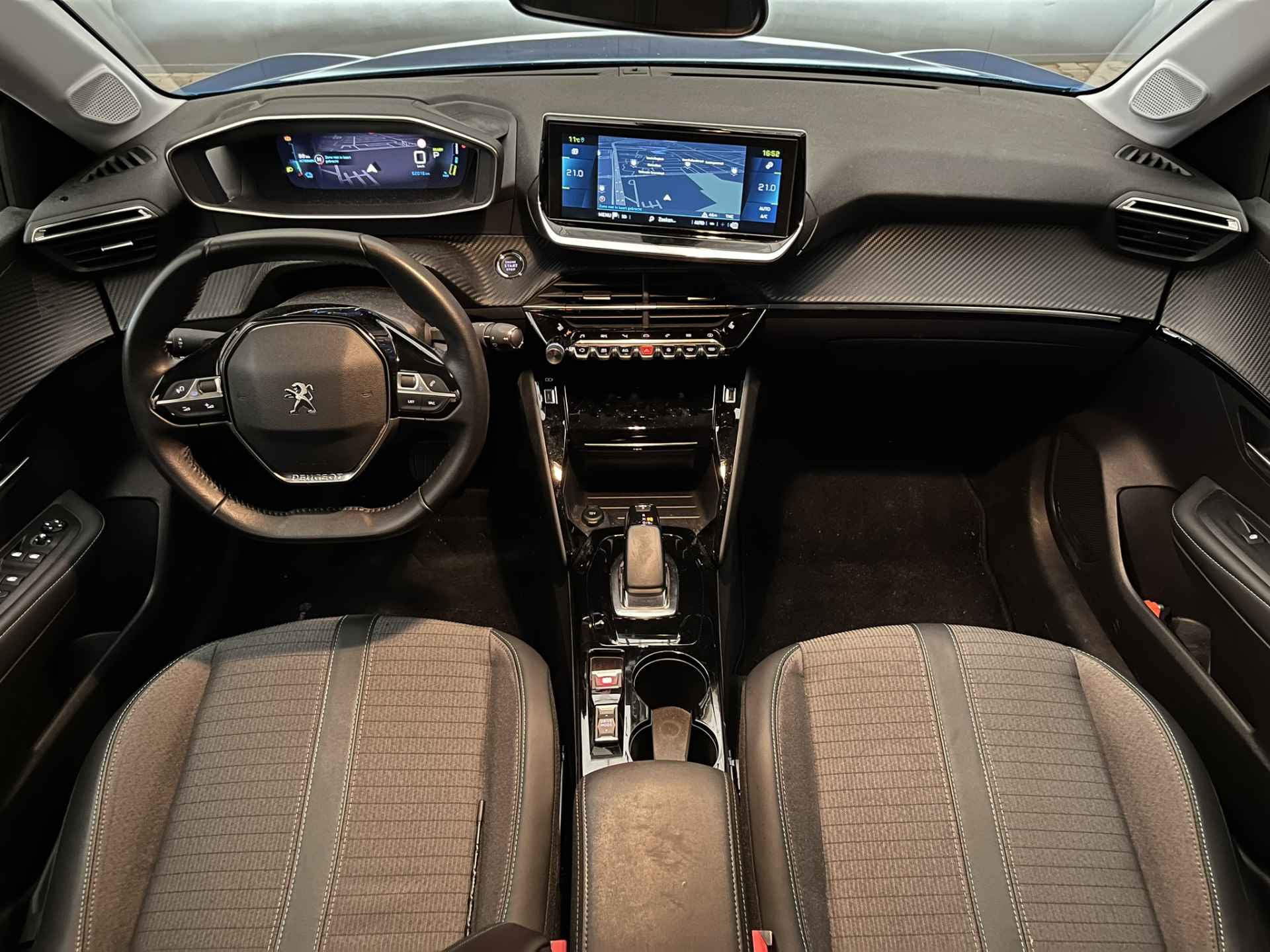 Peugeot e-208 Allure Première | Stoelverwarming | Climate Controle | Keyless | Parkeersensoren voor en achter | Apple Carplay/Android Auto |  LED koplampen | 16'' Lichtmetalen velgen | - 4/46