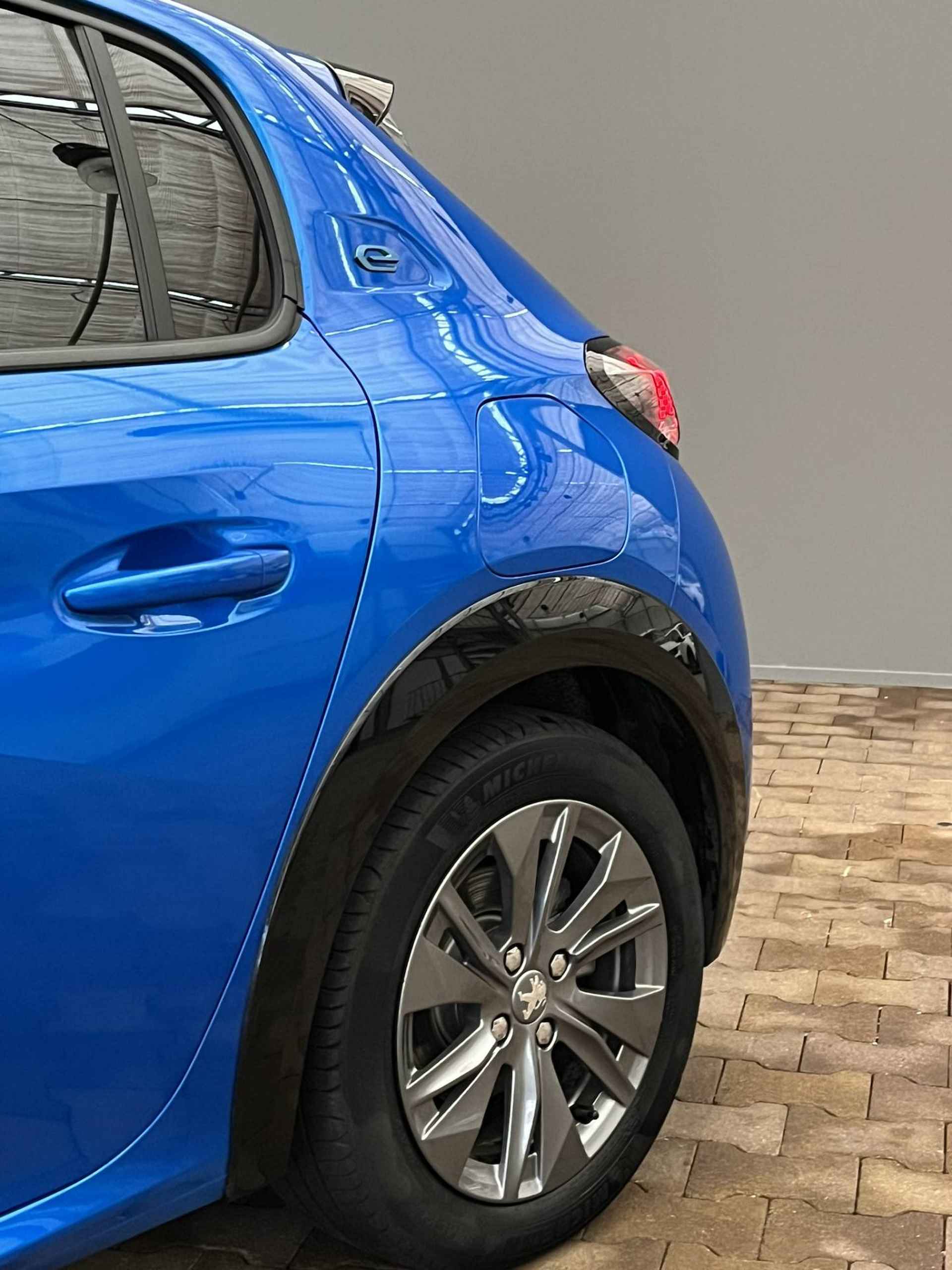Peugeot e-208 Allure Première | Stoelverwarming | Climate Controle | Keyless | Parkeersensoren voor en achter | Apple Carplay/Android Auto |  LED koplampen | 16'' Lichtmetalen velgen | - 10/46