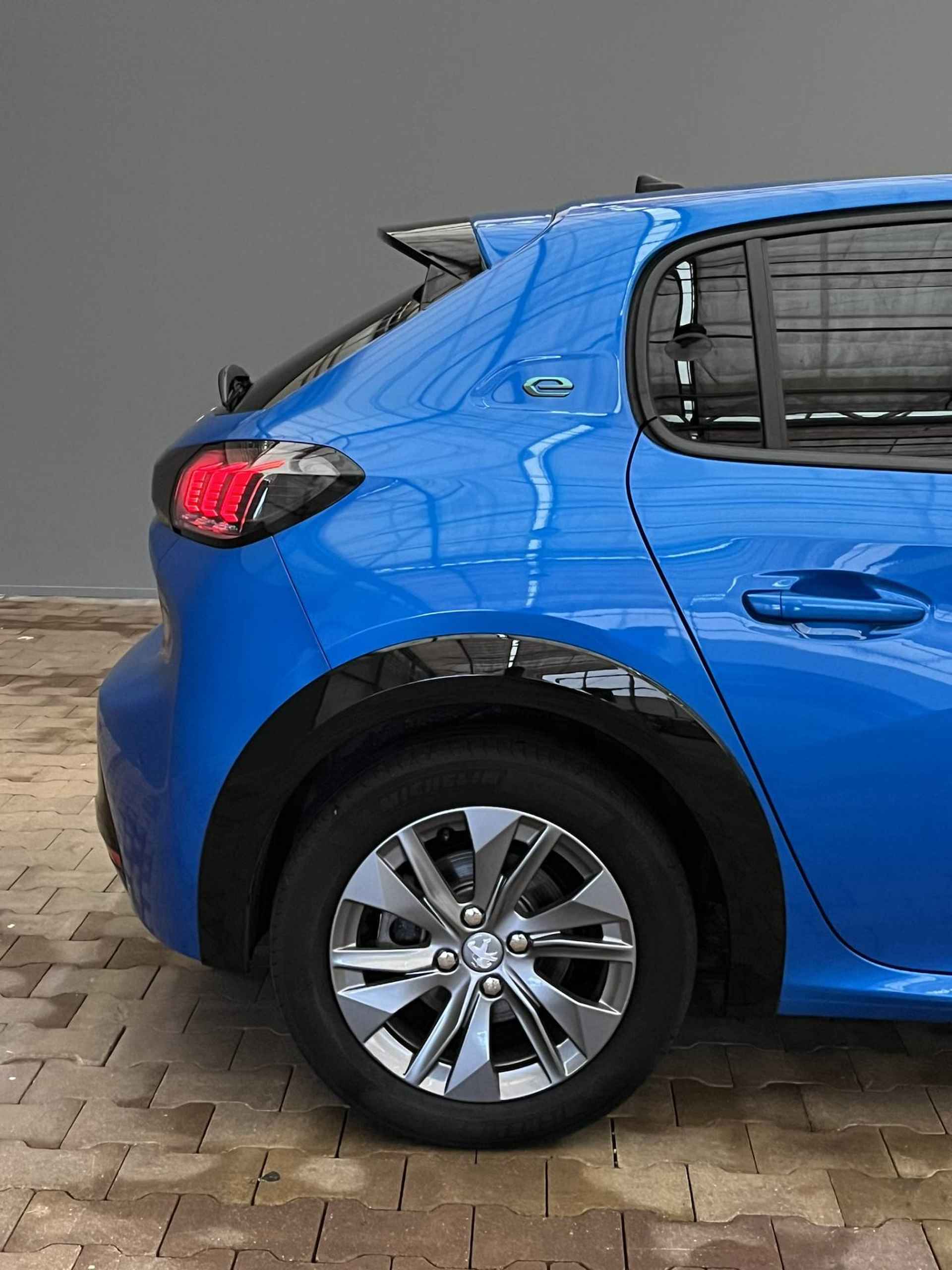 Peugeot e-208 Allure Première | Stoelverwarming | Climate Controle | Keyless | Parkeersensoren voor en achter | Apple Carplay/Android Auto |  LED koplampen | 16'' Lichtmetalen velgen | - 18/46