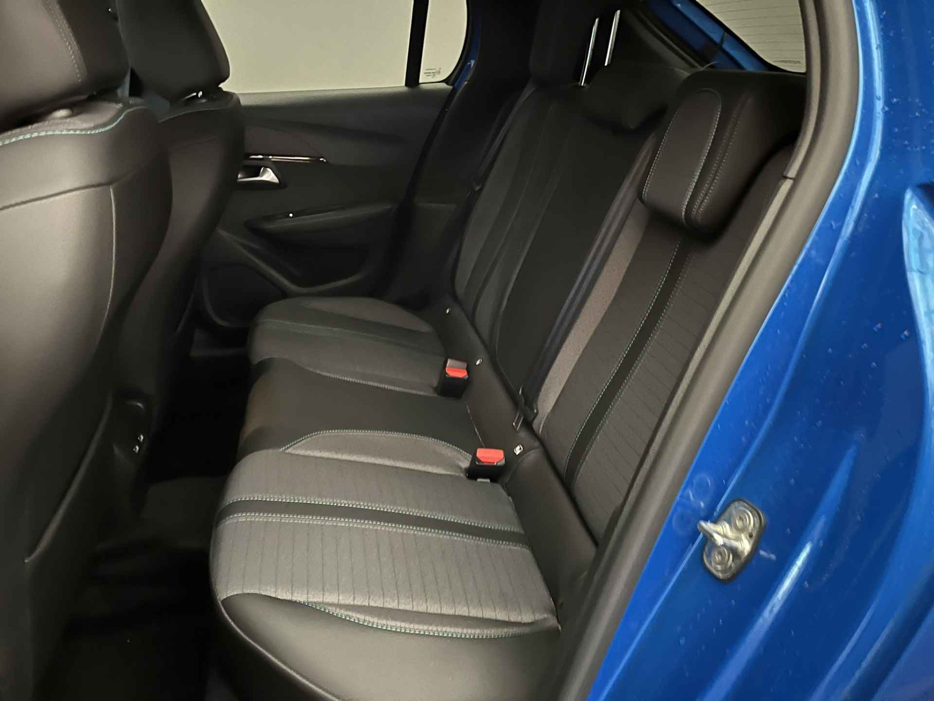 Peugeot e-208 Allure Première | Stoelverwarming | Climate Controle | Keyless | Parkeersensoren voor en achter | Apple Carplay/Android Auto |  LED koplampen | 16'' Lichtmetalen velgen | - 40/46