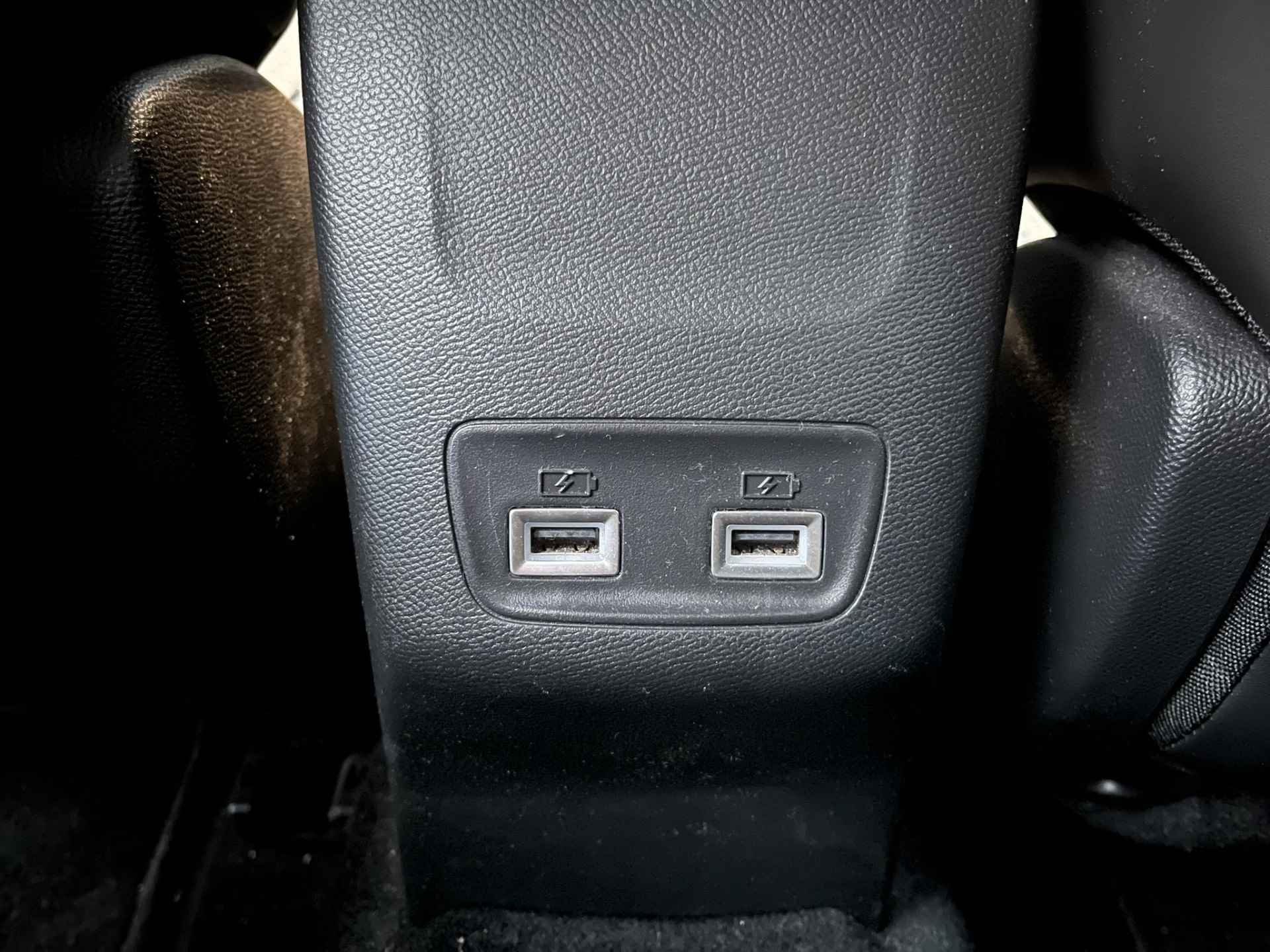 Peugeot e-208 Allure Première | Stoelverwarming | Climate Controle | Keyless | Parkeersensoren voor en achter | Apple Carplay/Android Auto |  LED koplampen | 16'' Lichtmetalen velgen | - 41/46