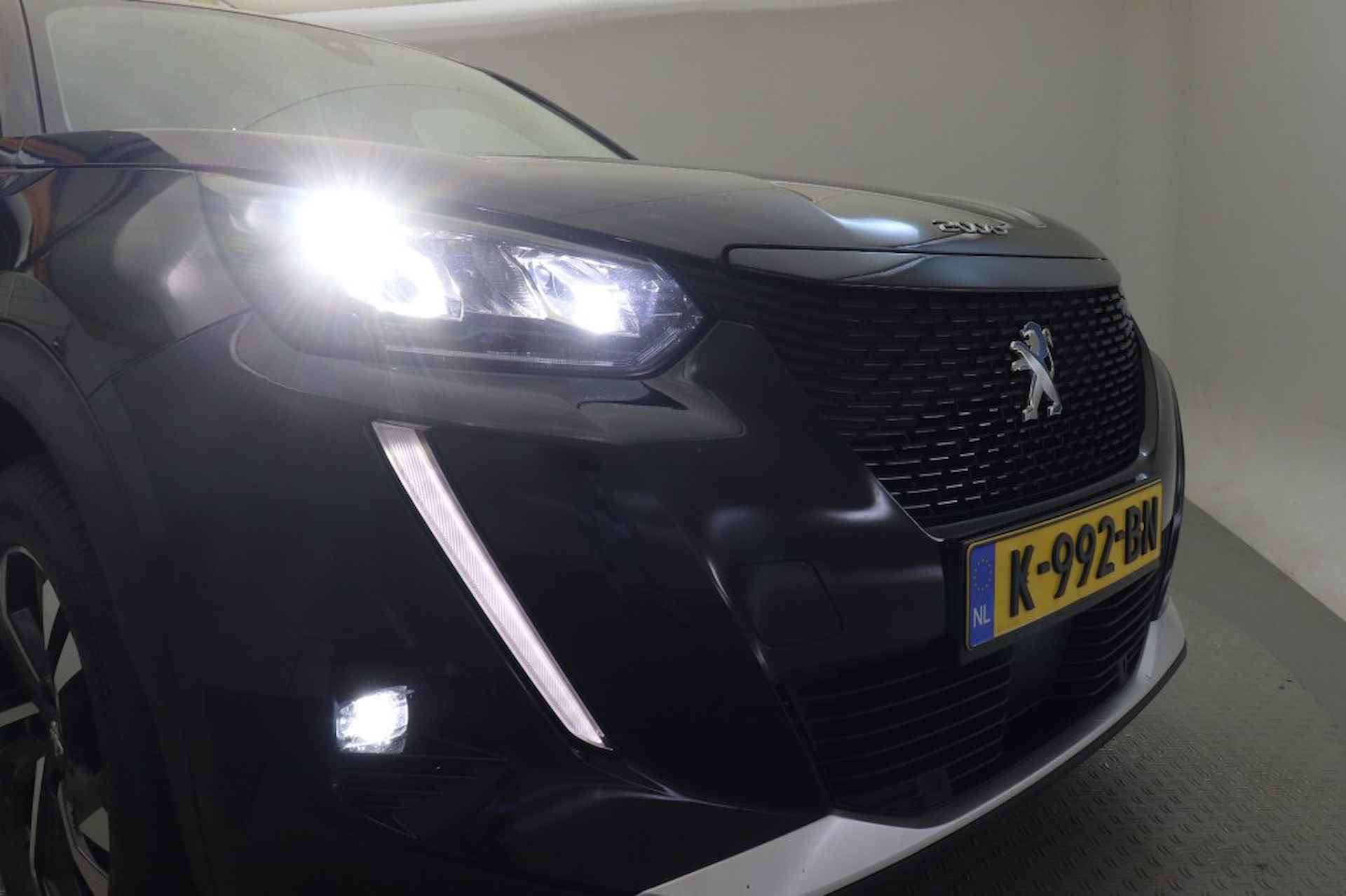 PEUGEOT 2008 e-2008 Allure 50 kWh - Carplay, Panorama, Camera - 25/29