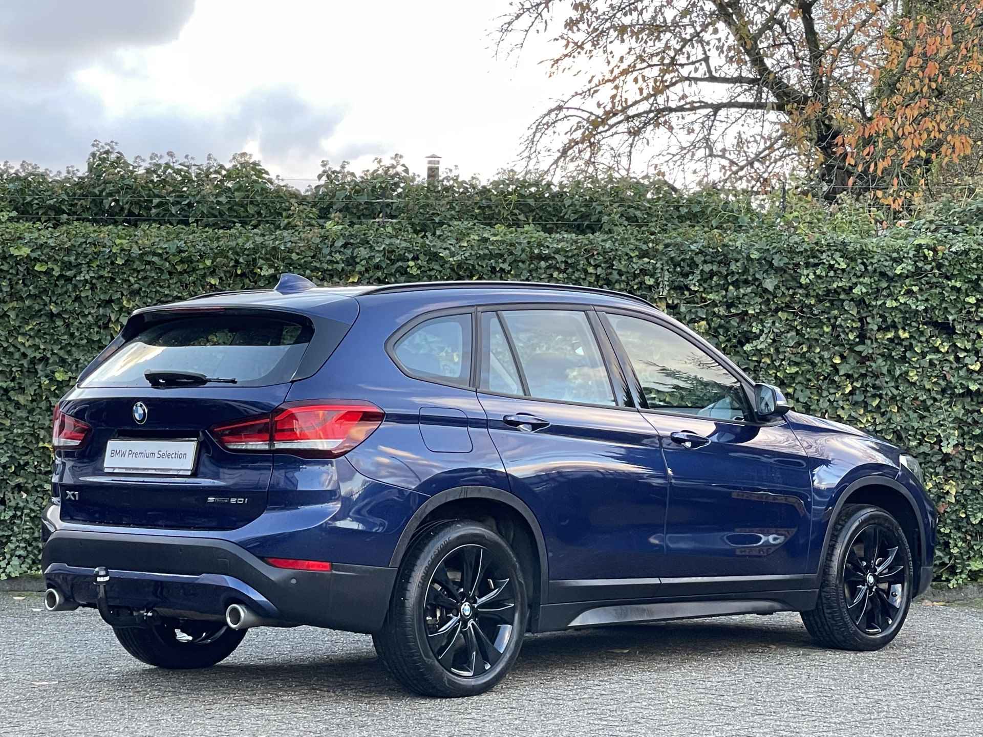 BMW X1 sDrive20i | Stoelverw. | Navi | Park. Ass. | Trekhaak | Lendensteun | 18" Jet Black - 2/31