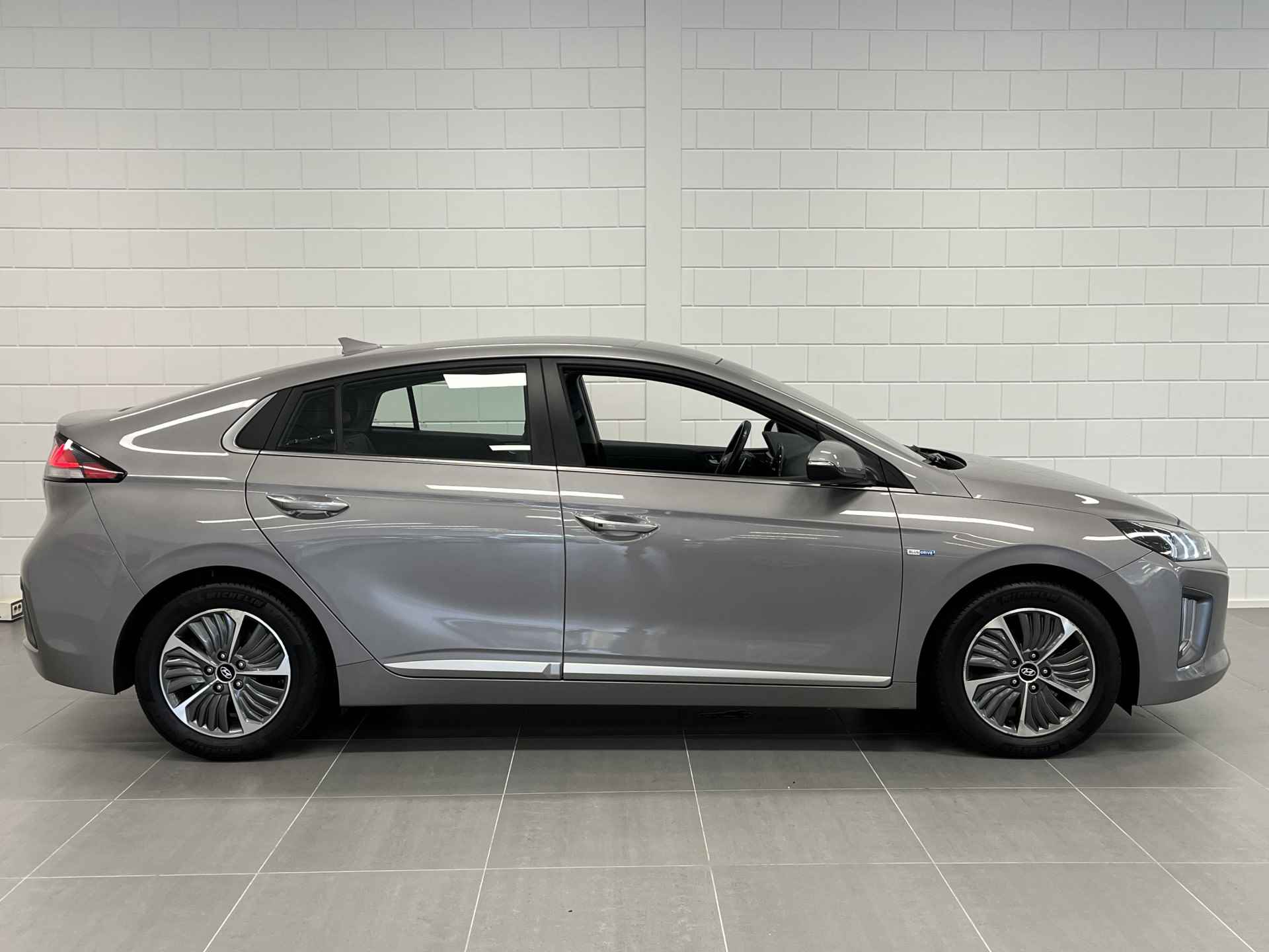 Hyundai IONIQ 1.6 GDi PHEV Premium LEDER | NAVIGATIE | STOELVERWARMING / KOELING | STUURWIEL VERWARMING - 8/46