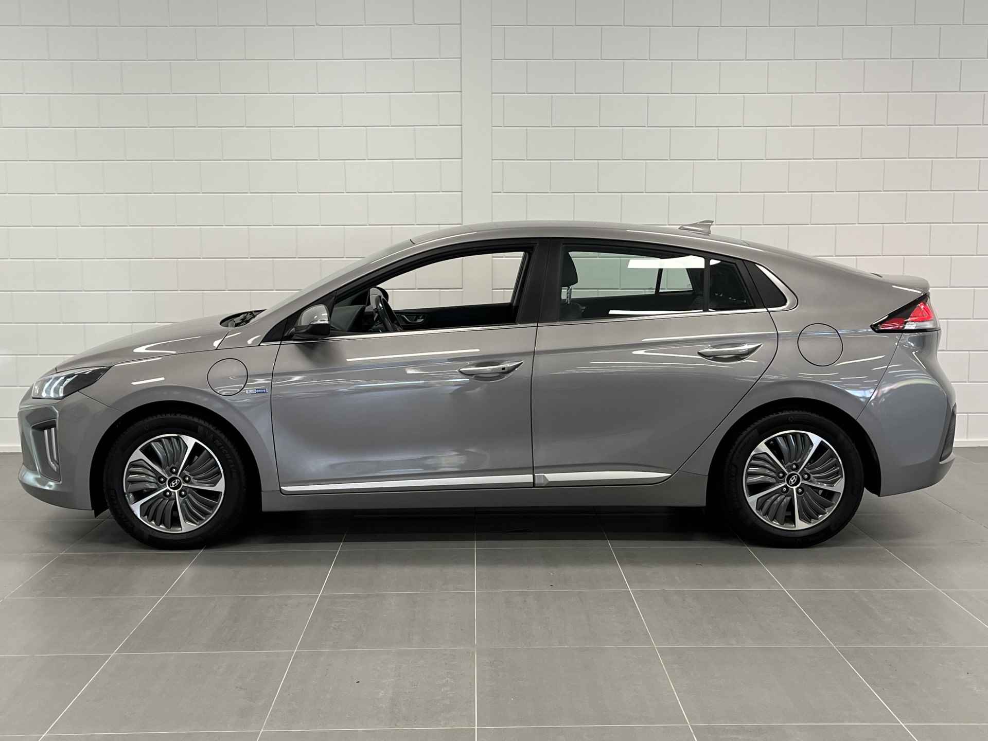 Hyundai IONIQ 1.6 GDi PHEV Premium LEDER | NAVIGATIE | STOELVERWARMING / KOELING | STUURWIEL VERWARMING - 9/46