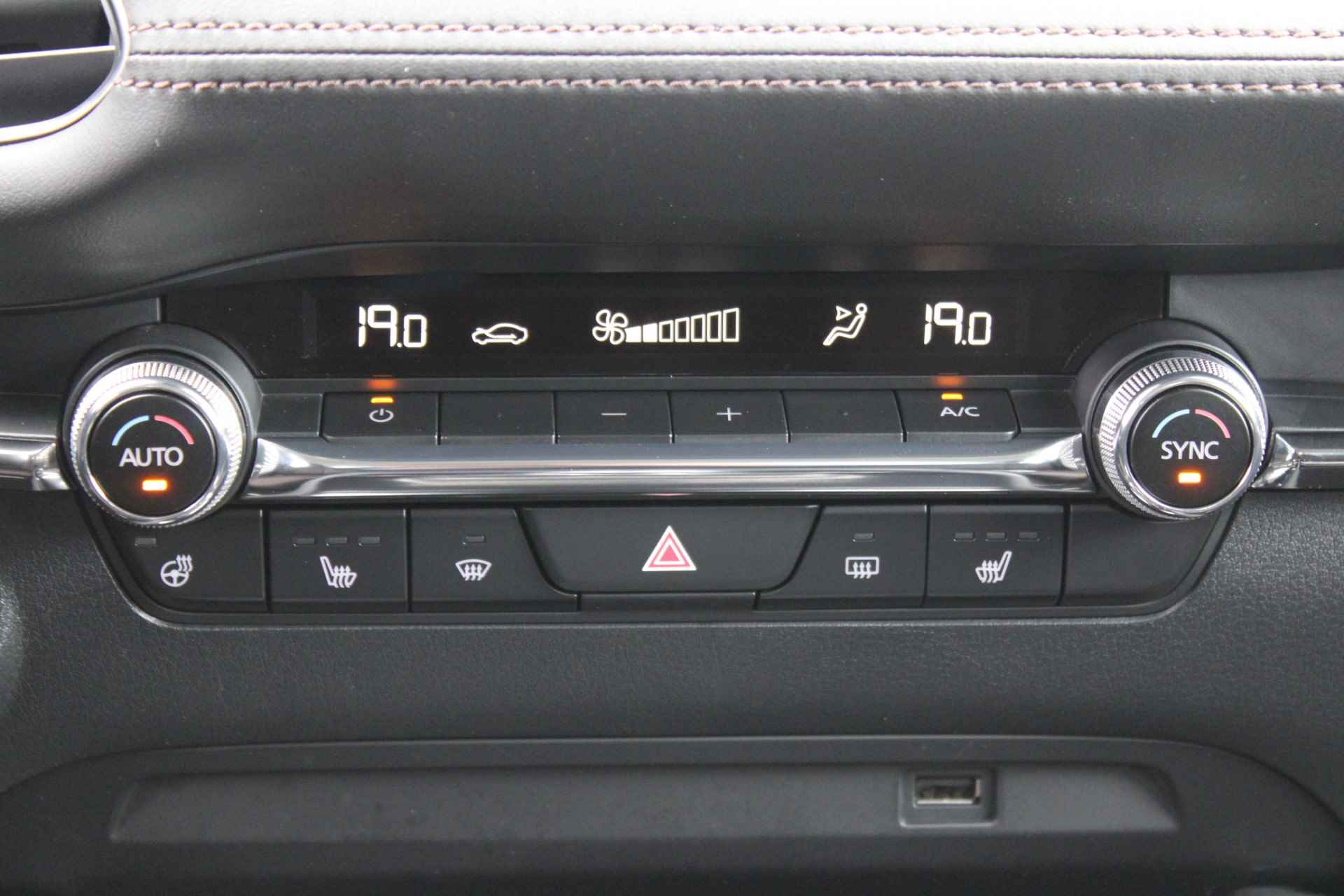 Mazda 3 2.0 SkyActiv-X 180 Comfort met Bose | Airco | Navi | Cruise | PDC | Camera | Bluetooth | 16"LM | - 21/34