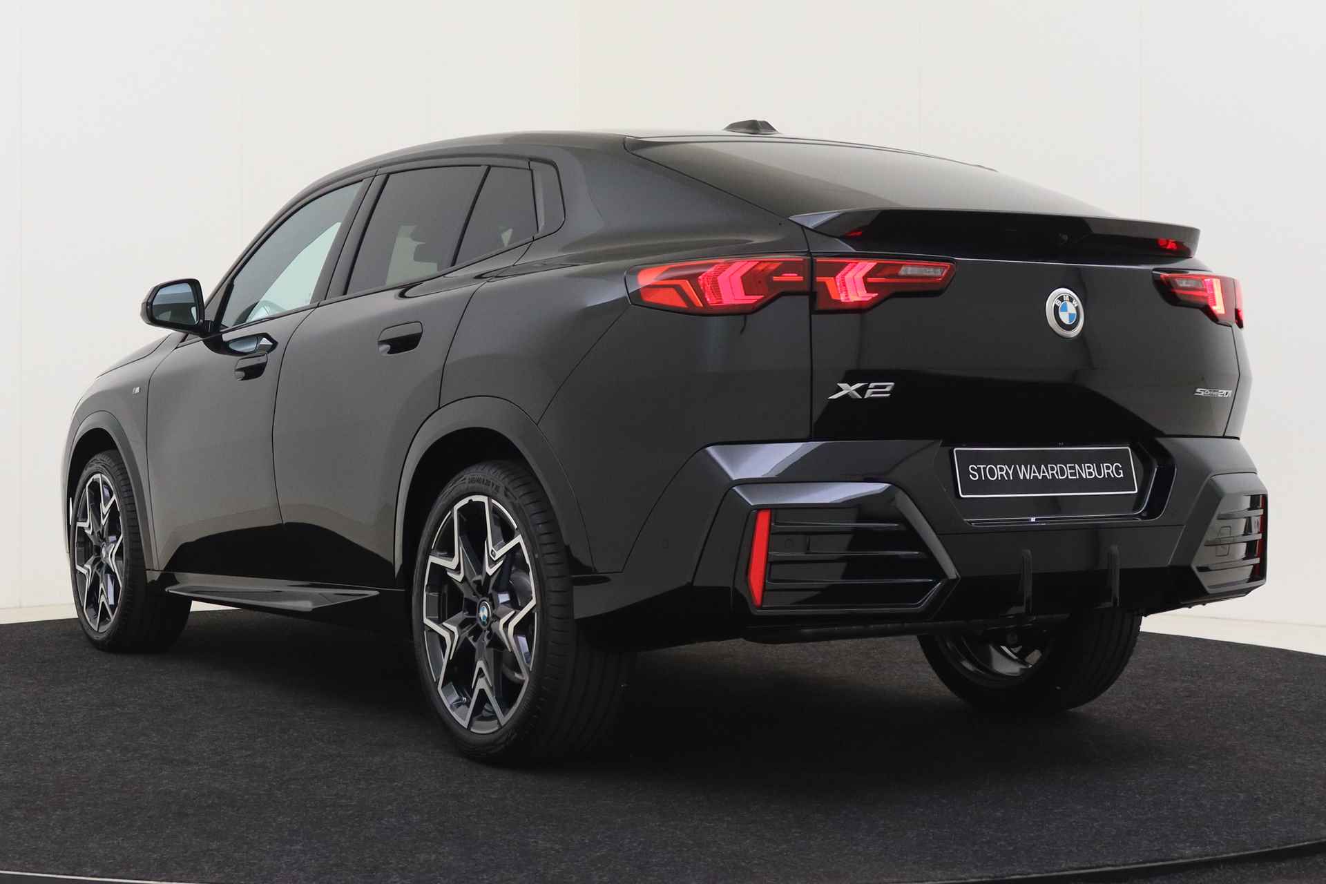 BMW X2 sDrive20i M Sport Automaat / Panoramadak / Trekhaak  / Adaptieve LED / Sportstoelen  / Adaptief M Onderstel / Harman-Kardon / Comfort Access - 16/61