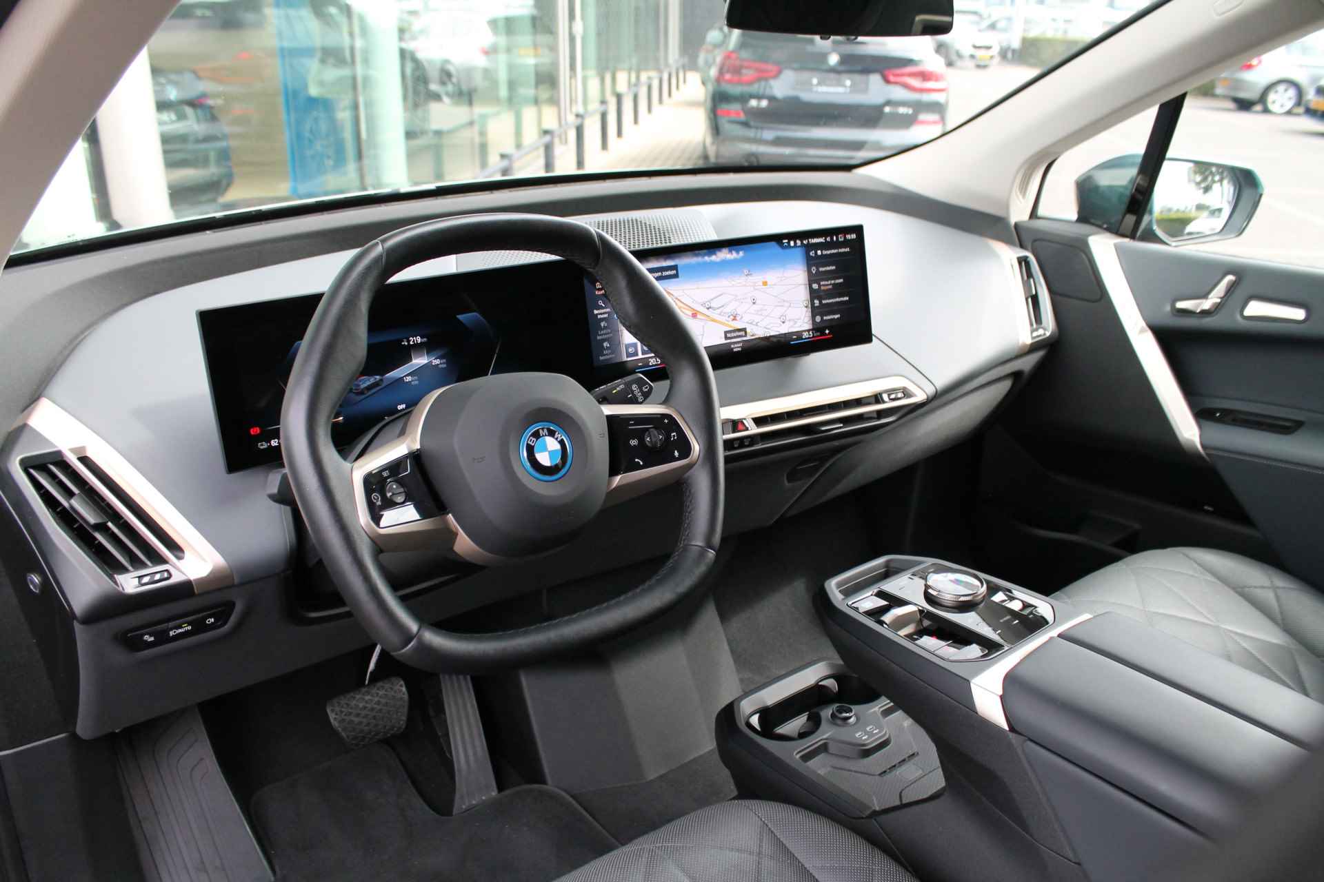 BMW iX xDrive40 High Executive 71 kWh / Driving Assistant Professional / Comfort Access / Parking Assistant Plus / Live Cockpit Professional / Extra getint glas achter - 3/29