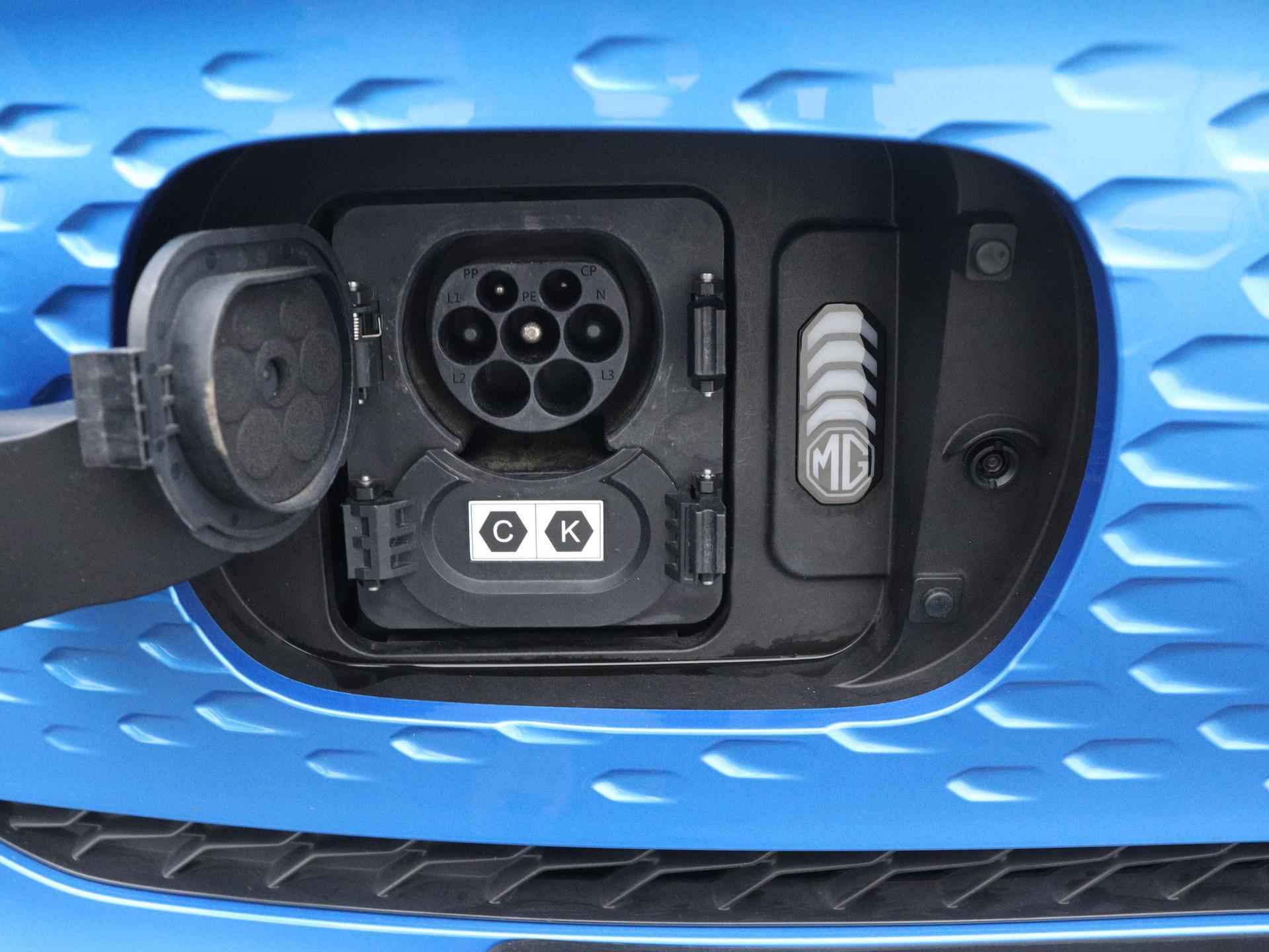 MG ZS EV Standard Range Luxury 50 kWh | WLTP 320KM | Afneembare Trekhaak | Panorama/Schuif kantel dak | 360° Cam | Navigatie | ACC | DAB | - 21/22