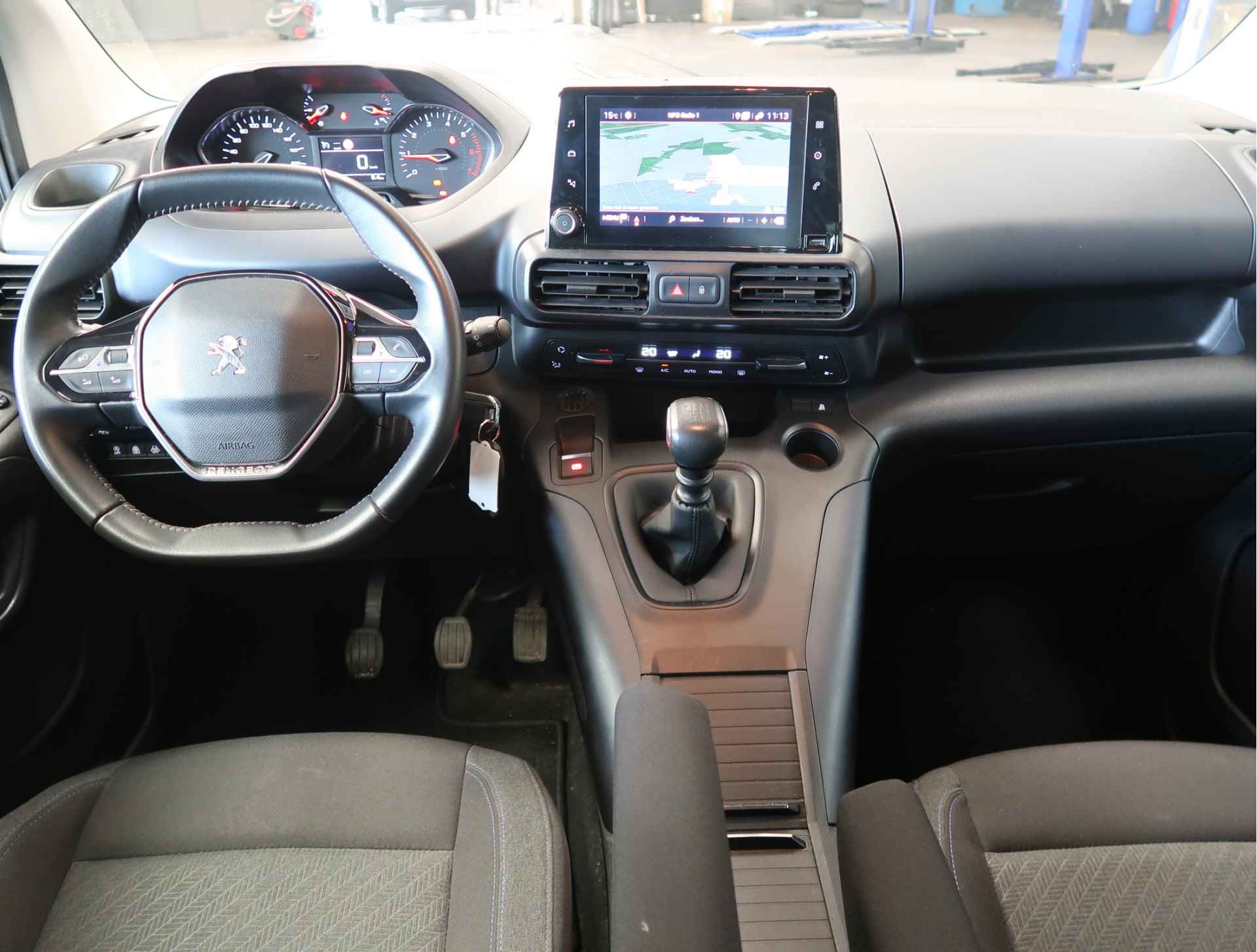 Peugeot Rifter 1.2 Allure 110 pk Luxe Uitvoering. * Navigatie * Climate  en Cruise Control * Parkeer Camera * Sensoren V + A. * Dakrails * - 12/51