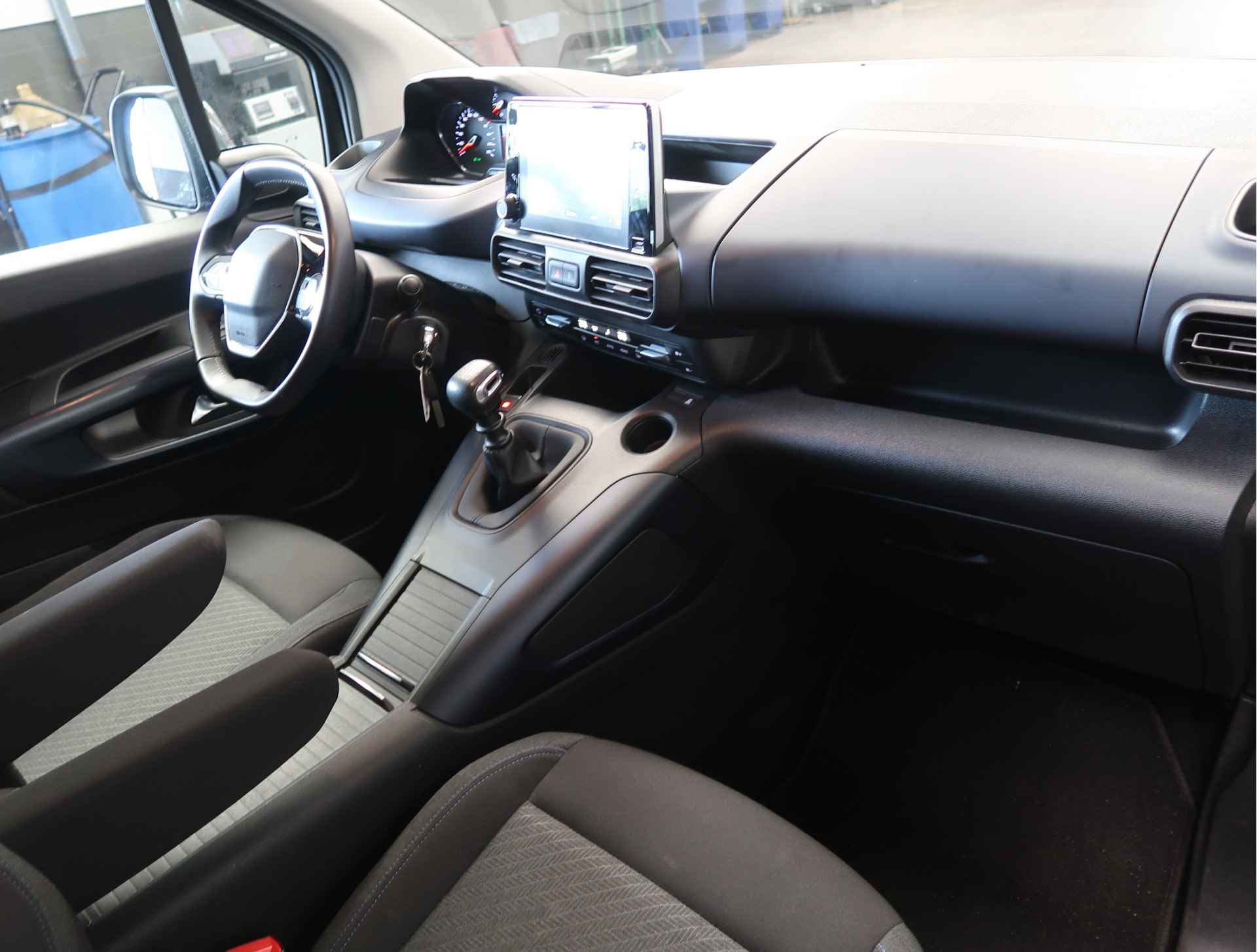 Peugeot Rifter 1.2 Allure 110 pk Luxe Uitvoering. * Navigatie * Climate  en Cruise Control * Parkeer Camera * Sensoren V + A. * Dakrails * - 20/51