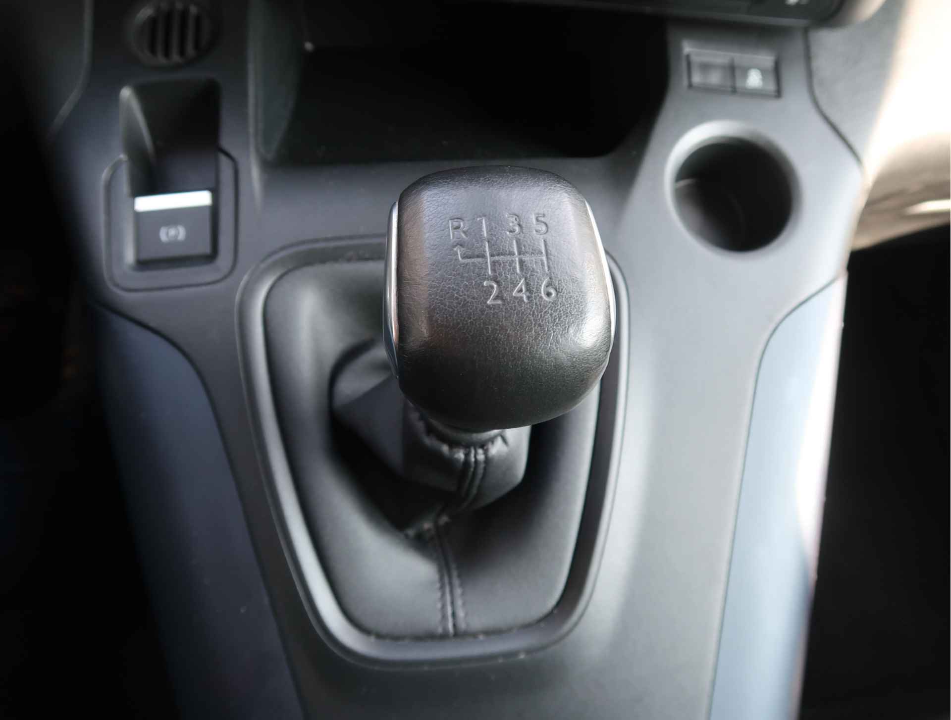 Peugeot Rifter 1.2 Allure 110 pk Luxe Uitvoering. * Navigatie * Climate  en Cruise Control * Parkeer Camera * Sensoren V + A. * Dakrails * - 23/51