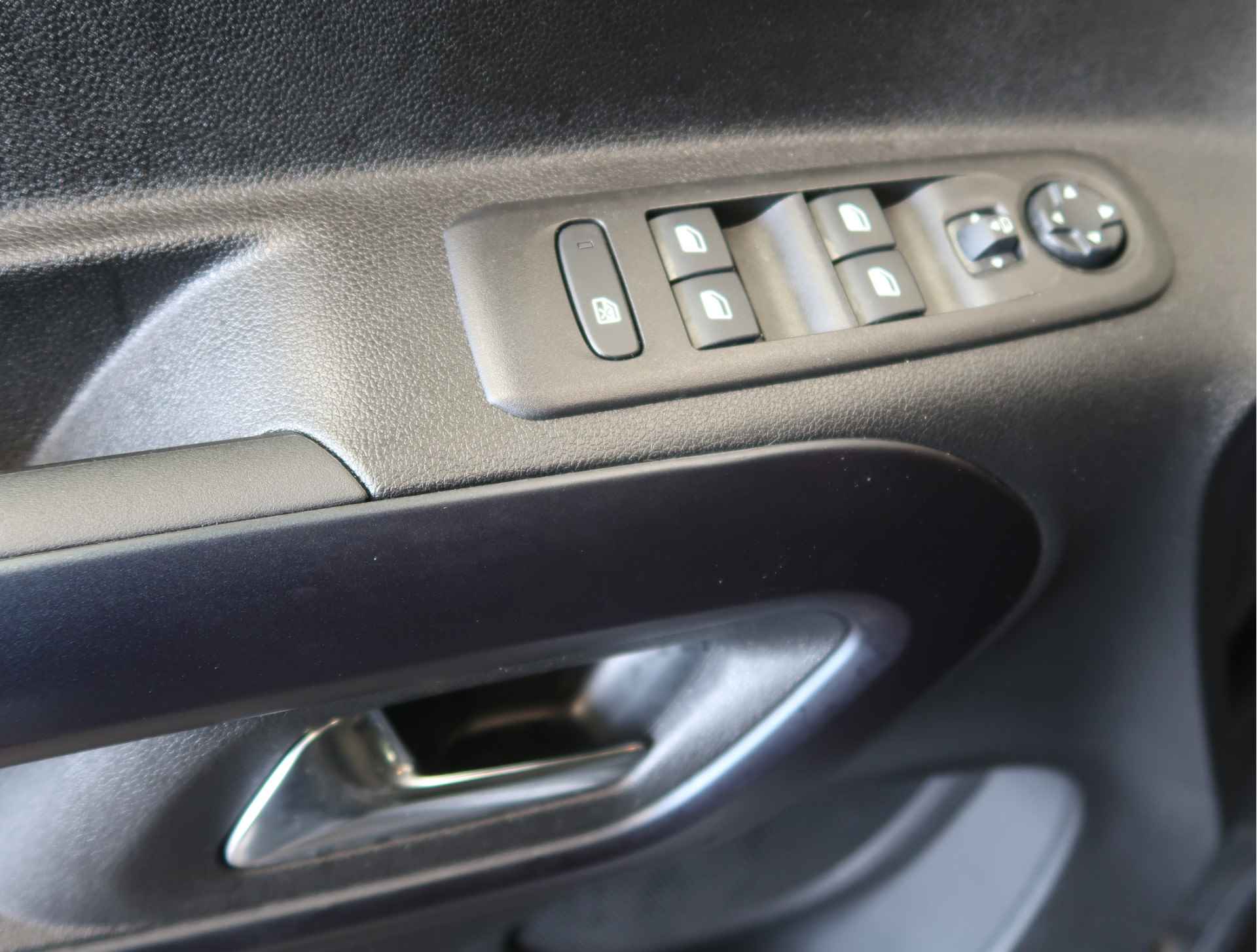 Peugeot Rifter 1.2 Allure 110 pk Luxe Uitvoering. * Navigatie * Climate  en Cruise Control * Parkeer Camera * Sensoren V + A. * Dakrails * - 32/51