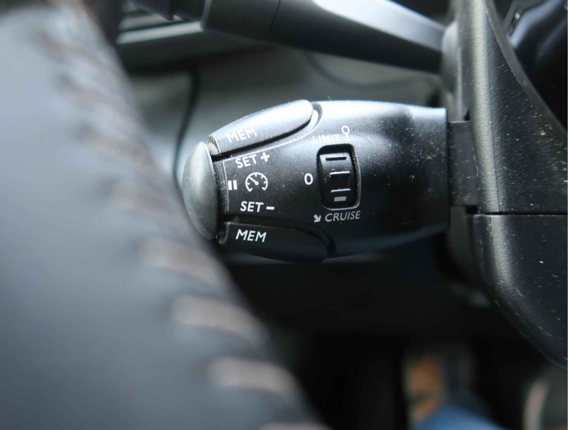 Peugeot Rifter 1.2 Allure 110 pk Luxe Uitvoering. * Navigatie * Climate  en Cruise Control * Parkeer Camera * Sensoren V + A. * Dakrails * - 38/51