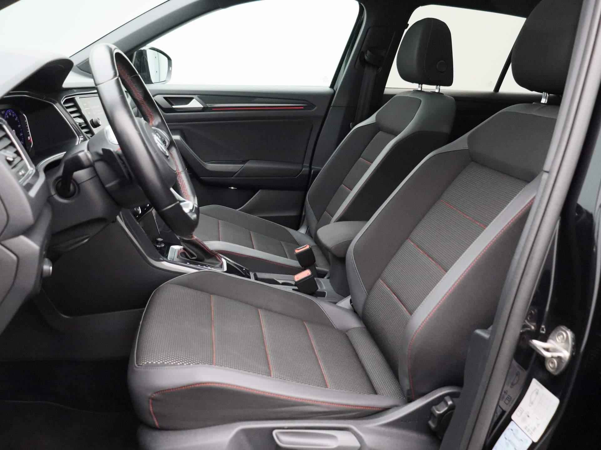 Volkswagen T-Roc 1.5 TSI Sport | Automaat | Panorama dak | Navigatie | Climate control | Schuifdak | Parkeer sensoren | LMV | LED | Camera | Stoel verwarming | Apple carplay - 12/41