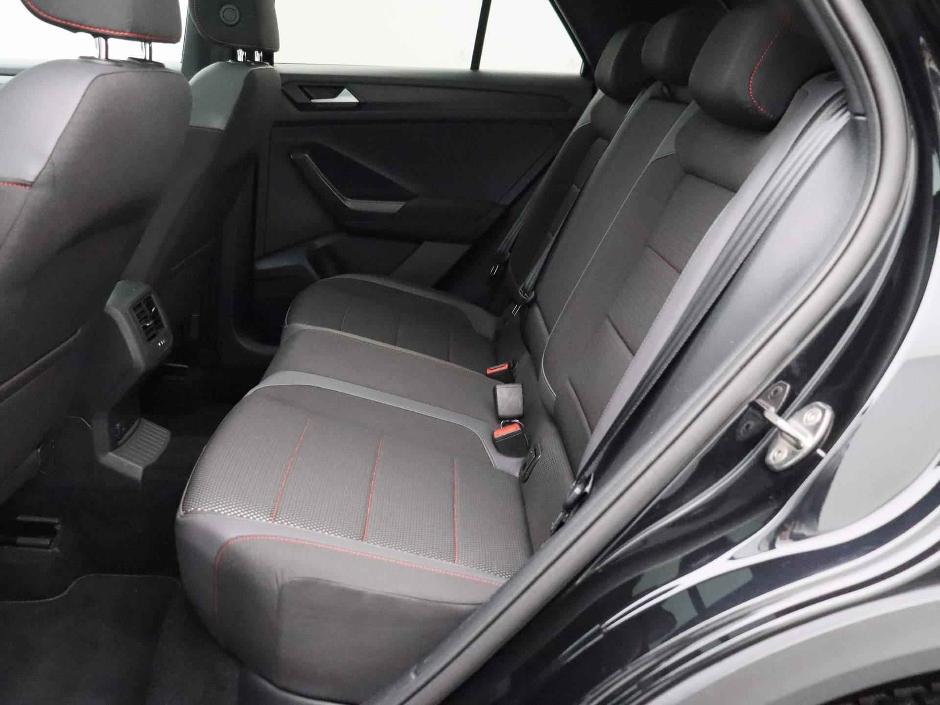 Volkswagen T-Roc 1.5 TSI Sport | Automaat | Panorama dak | Navigatie | Climate control | Schuifdak | Parkeer sensoren | LMV | LED | Camera | Stoel verwarming | Apple carplay - 13/41