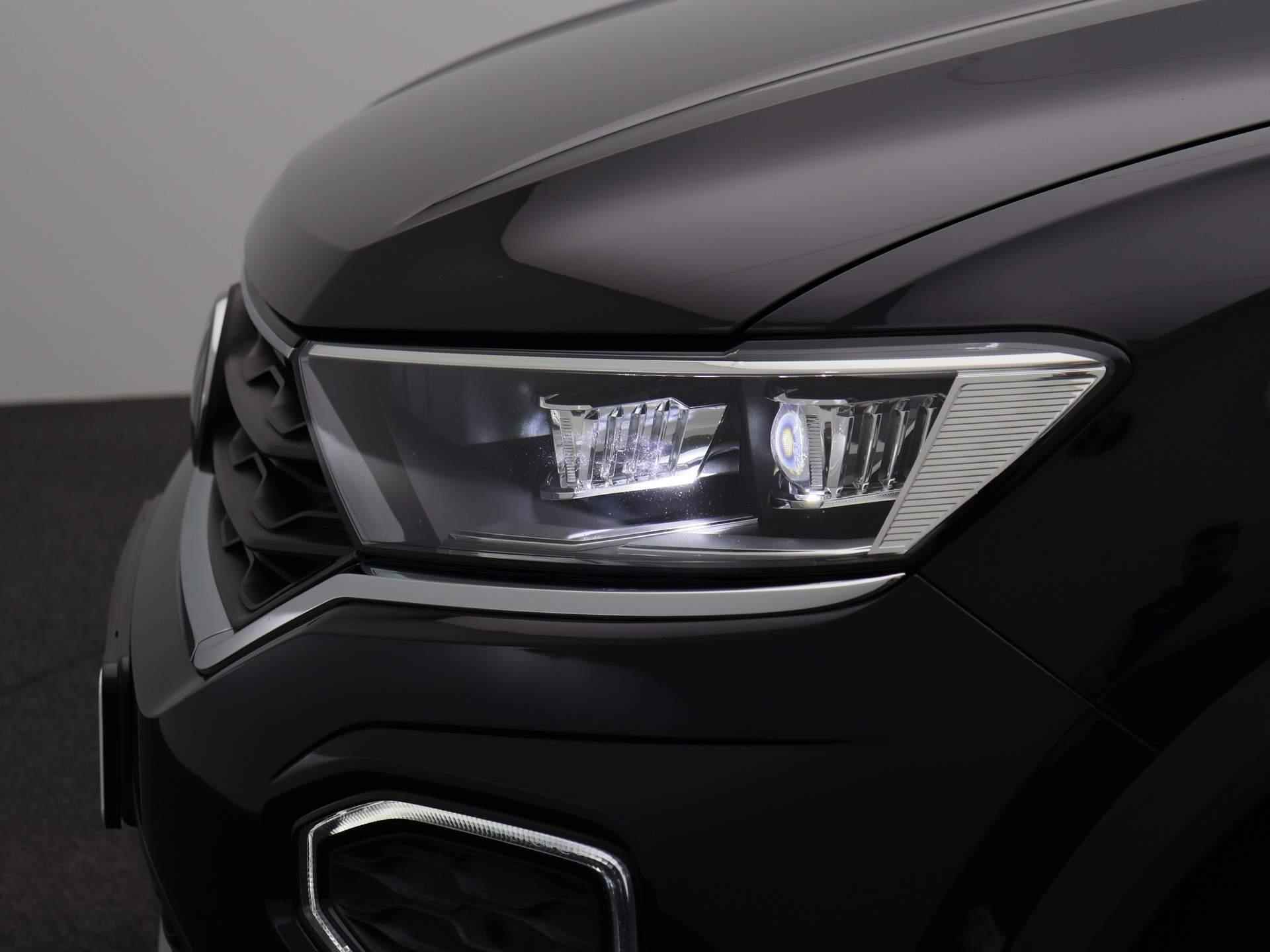 Volkswagen T-Roc 1.5 TSI Sport | Automaat | Panorama dak | Navigatie | Climate control | Schuifdak | Parkeer sensoren | LMV | LED | Camera | Stoel verwarming | Apple carplay - 17/41